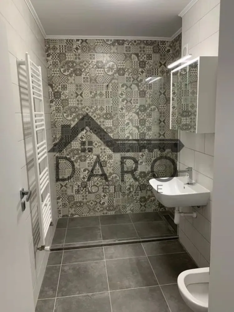 Apartament de inchiriat cu 2 camere - Apartament 2 camere de închiriat în complexul Maurer – complet utilat și amenajat

Vă prezentăm un apartament deosebit, situat în complexul rezidențial Maurer, perfect pentru cei care apreciază confortul și rafinamentul.

Detalii proprietate:
 • Compartimentare: 2 camere decomandate – living spațios, dormitor cu pat matrimonial, bucătărie separată, baie modernă, hol;
 • Dotări: complet mobilat și utilat – plită, cuptor, frigider, mașină de spălat, televizor;
 • Facilități: loc de parcare inclus și boxă pentru depozitare.

Apartamentul impresionează prin designul elegant, amenajările de calitate și atenția la detalii, fiind pregătit să devină „acasă” pentru viitorii chiriași.

Pentru mai multe informații sau pentru programarea unei vizionări, contactați Daro-Immobiliare!