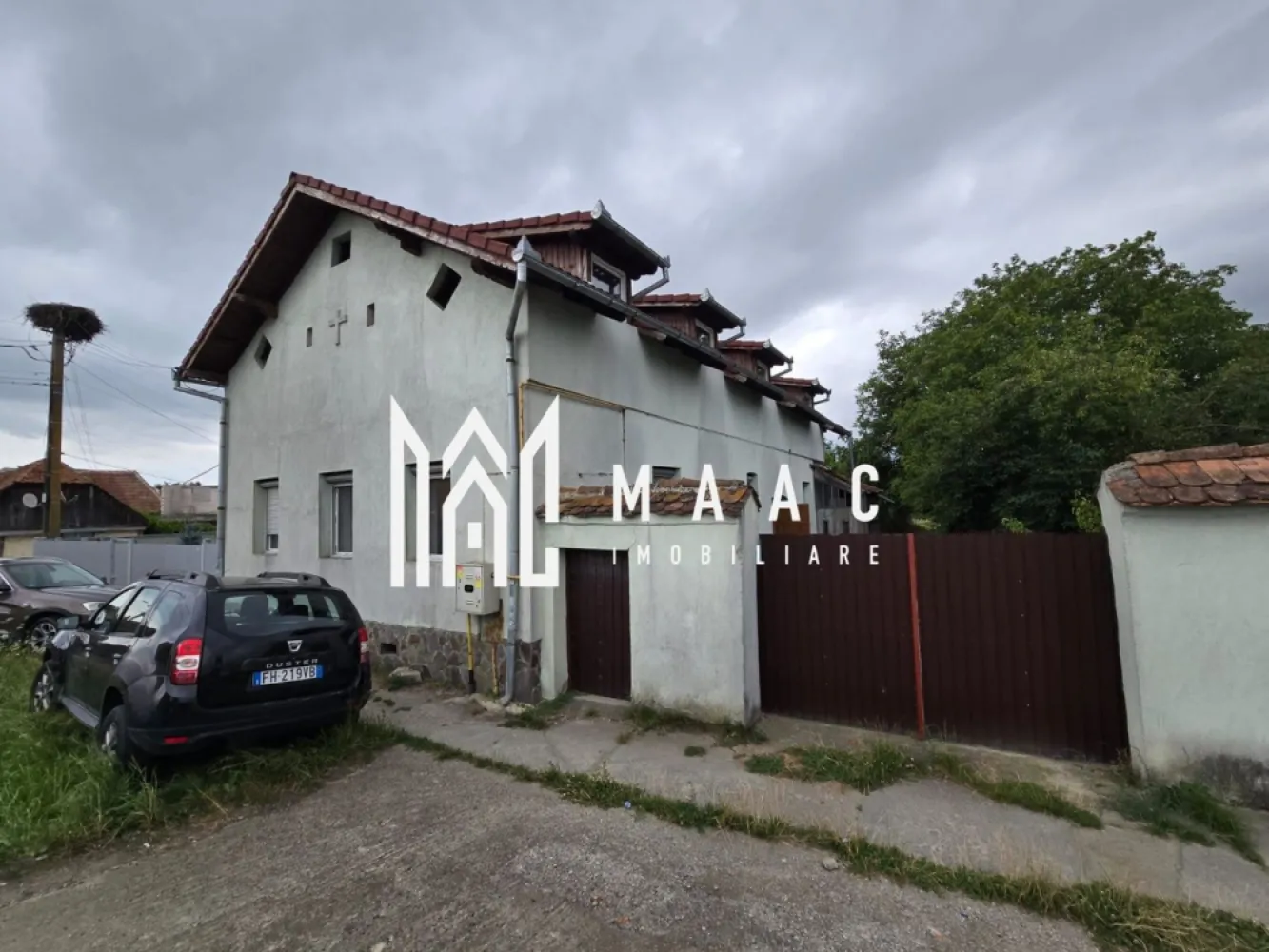Casă 3 camere | Arpașu de Jos | 120 mp utili, teren 2600 mp, DN1 - Casă individuală cu 3 camere de vânzare în Arpașu de Jos, situată central, la strada principală, cu 120 mp utili și teren generos de 2.600 mp. Proprietatea este potrivită pentru locuire și oferă acces direct la DN1, curte, grădină și spații auxiliare utile.

Detalii proprietate:
• Casă individuală cu 3 camere, 2 dormitoare, living, bucătărie separată și 1 baie
• Suprafață utilă: 120 mp
• Teren: 2.600 mp
• An construcție: 1920
• 2 locuri de parcare
• Construcție din cărămidă, acoperiș din țiglă
• Casă renovată și întreținută
• Baie complet utilată cu cadă cu hidromasaj, cabină de duș și bideu
• Birou cu intrare separată și două intrări independente în locuință
• Mansardă de aproximativ 120 mp, în stadiul de personalizare
• Două pivnițe boltite pe arc de cărămidă, cu acces separat
• Curte generoasă și grădină cu pomi fructiferi
• Proprietatea dispune de gaz, apă curentă, centrală termică proprie și încălzire prin calorifere

Zonă și acces:
Proprietatea este amplasată în centrul localității Arpașu de Jos, la strada principală, cu acces direct la DN1. Poziționarea oferă acces facil, iar terenul generos deschide multiple posibilități de amenajare și extindere.

Cod anunț CP3174354. Contactați-ne pentru informații suplimentare și pentru programarea unei vizionări.