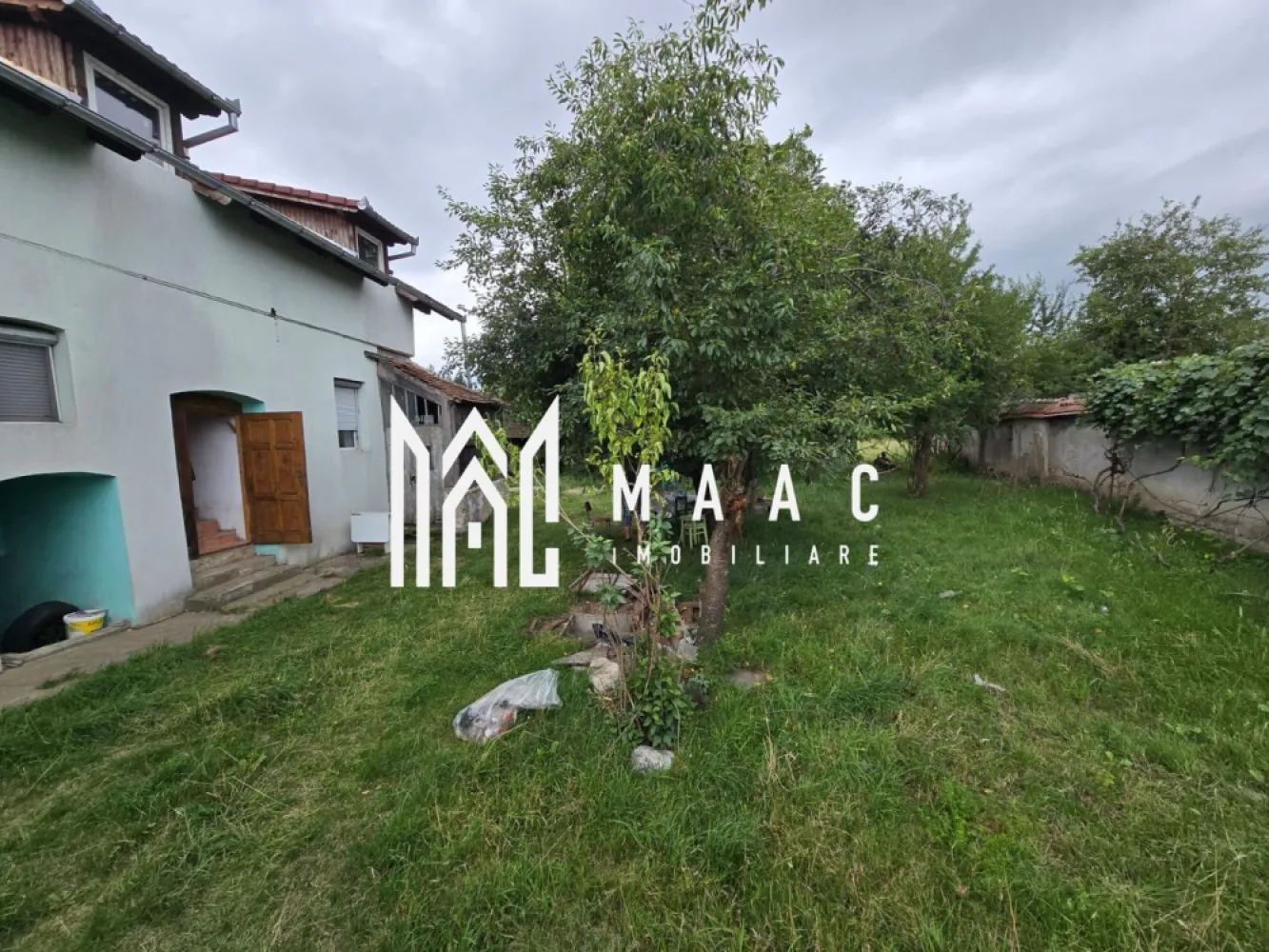 Casă 3 camere | Arpașu de Jos | 120 mp utili, teren 2600 mp, DN1 - Casă individuală cu 3 camere de vânzare în Arpașu de Jos, situată central, la strada principală, cu 120 mp utili și teren generos de 2.600 mp. Proprietatea este potrivită pentru locuire și oferă acces direct la DN1, curte, grădină și spații auxiliare utile.

Detalii proprietate:
• Casă individuală cu 3 camere, 2 dormitoare, living, bucătărie separată și 1 baie
• Suprafață utilă: 120 mp
• Teren: 2.600 mp
• An construcție: 1920
• 2 locuri de parcare
• Construcție din cărămidă, acoperiș din țiglă
• Casă renovată și întreținută
• Baie complet utilată cu cadă cu hidromasaj, cabină de duș și bideu
• Birou cu intrare separată și două intrări independente în locuință
• Mansardă de aproximativ 120 mp, în stadiul de personalizare
• Două pivnițe boltite pe arc de cărămidă, cu acces separat
• Curte generoasă și grădină cu pomi fructiferi
• Proprietatea dispune de gaz, apă curentă, centrală termică proprie și încălzire prin calorifere

Zonă și acces:
Proprietatea este amplasată în centrul localității Arpașu de Jos, la strada principală, cu acces direct la DN1. Poziționarea oferă acces facil, iar terenul generos deschide multiple posibilități de amenajare și extindere.

Cod anunț CP3174354. Contactați-ne pentru informații suplimentare și pentru programarea unei vizionări.