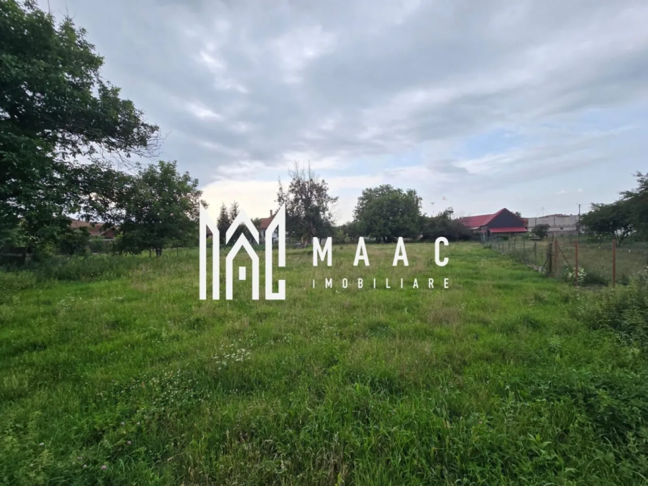 Casă 3 camere | Arpașu de Jos | 120 mp utili, teren 2600 mp, DN1 - Casă individuală cu 3 camere de vânzare în Arpașu de Jos, situată central, la strada principală, cu 120 mp utili și teren generos de 2.600 mp. Proprietatea este potrivită pentru locuire și oferă acces direct la DN1, curte, grădină și spații auxiliare utile.

Detalii proprietate:
• Casă individuală cu 3 camere, 2 dormitoare, living, bucătărie separată și 1 baie
• Suprafață utilă: 120 mp
• Teren: 2.600 mp
• An construcție: 1920
• 2 locuri de parcare
• Construcție din cărămidă, acoperiș din țiglă
• Casă renovată și întreținută
• Baie complet utilată cu cadă cu hidromasaj, cabină de duș și bideu
• Birou cu intrare separată și două intrări independente în locuință
• Mansardă de aproximativ 120 mp, în stadiul de personalizare
• Două pivnițe boltite pe arc de cărămidă, cu acces separat
• Curte generoasă și grădină cu pomi fructiferi
• Proprietatea dispune de gaz, apă curentă, centrală termică proprie și încălzire prin calorifere

Zonă și acces:
Proprietatea este amplasată în centrul localității Arpașu de Jos, la strada principală, cu acces direct la DN1. Poziționarea oferă acces facil, iar terenul generos deschide multiple posibilități de amenajare și extindere.

Cod anunț CP3174354. Contactați-ne pentru informații suplimentare și pentru programarea unei vizionări.