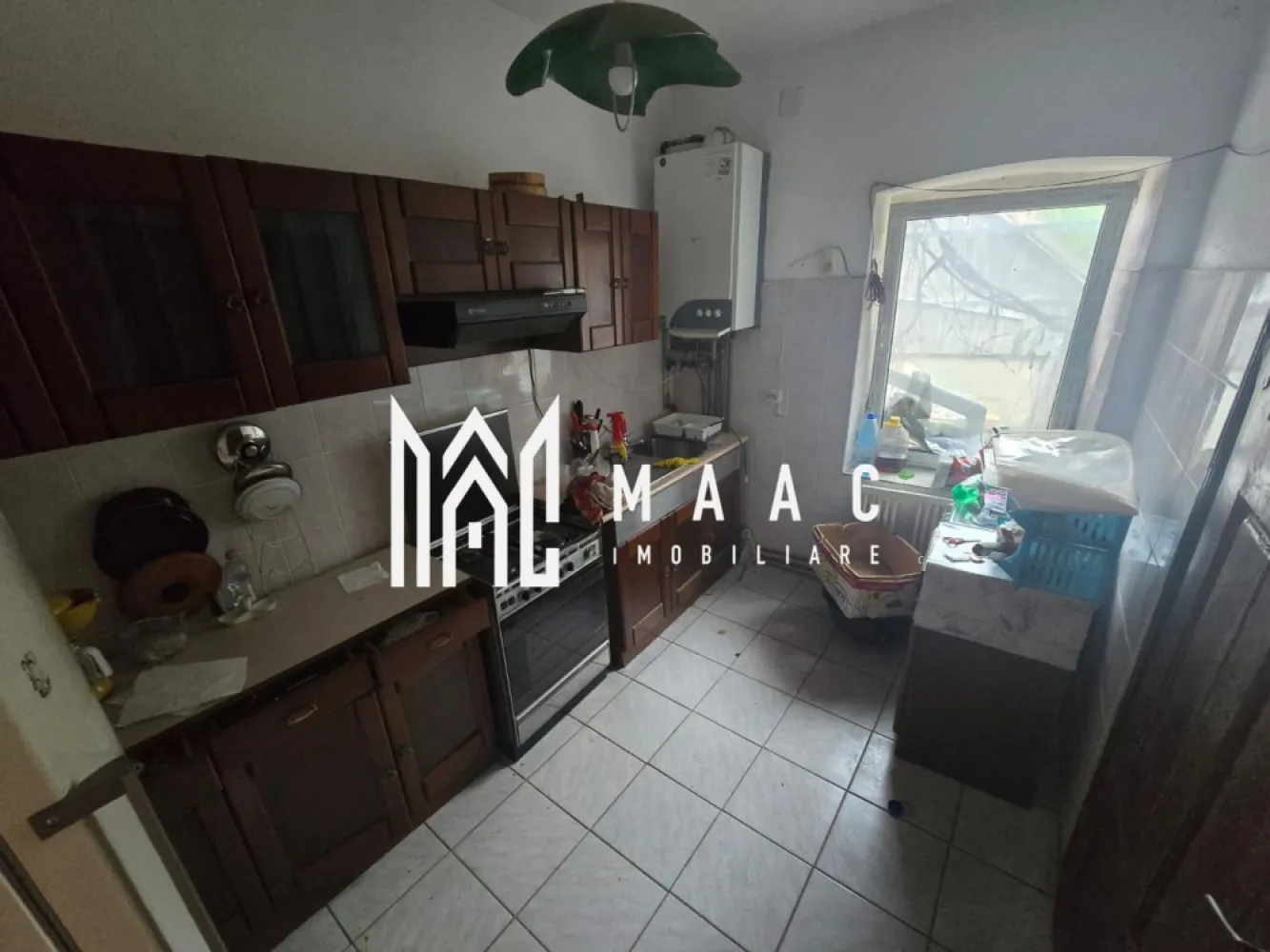 Casă 3 camere | Arpașu de Jos | 120 mp utili, teren 2600 mp, DN1 - Casă individuală cu 3 camere de vânzare în Arpașu de Jos, situată central, la strada principală, cu 120 mp utili și teren generos de 2.600 mp. Proprietatea este potrivită pentru locuire și oferă acces direct la DN1, curte, grădină și spații auxiliare utile.

Detalii proprietate:
• Casă individuală cu 3 camere, 2 dormitoare, living, bucătărie separată și 1 baie
• Suprafață utilă: 120 mp
• Teren: 2.600 mp
• An construcție: 1920
• 2 locuri de parcare
• Construcție din cărămidă, acoperiș din țiglă
• Casă renovată și întreținută
• Baie complet utilată cu cadă cu hidromasaj, cabină de duș și bideu
• Birou cu intrare separată și două intrări independente în locuință
• Mansardă de aproximativ 120 mp, în stadiul de personalizare
• Două pivnițe boltite pe arc de cărămidă, cu acces separat
• Curte generoasă și grădină cu pomi fructiferi
• Proprietatea dispune de gaz, apă curentă, centrală termică proprie și încălzire prin calorifere

Zonă și acces:
Proprietatea este amplasată în centrul localității Arpașu de Jos, la strada principală, cu acces direct la DN1. Poziționarea oferă acces facil, iar terenul generos deschide multiple posibilități de amenajare și extindere.

Cod anunț CP3174354. Contactați-ne pentru informații suplimentare și pentru programarea unei vizionări.