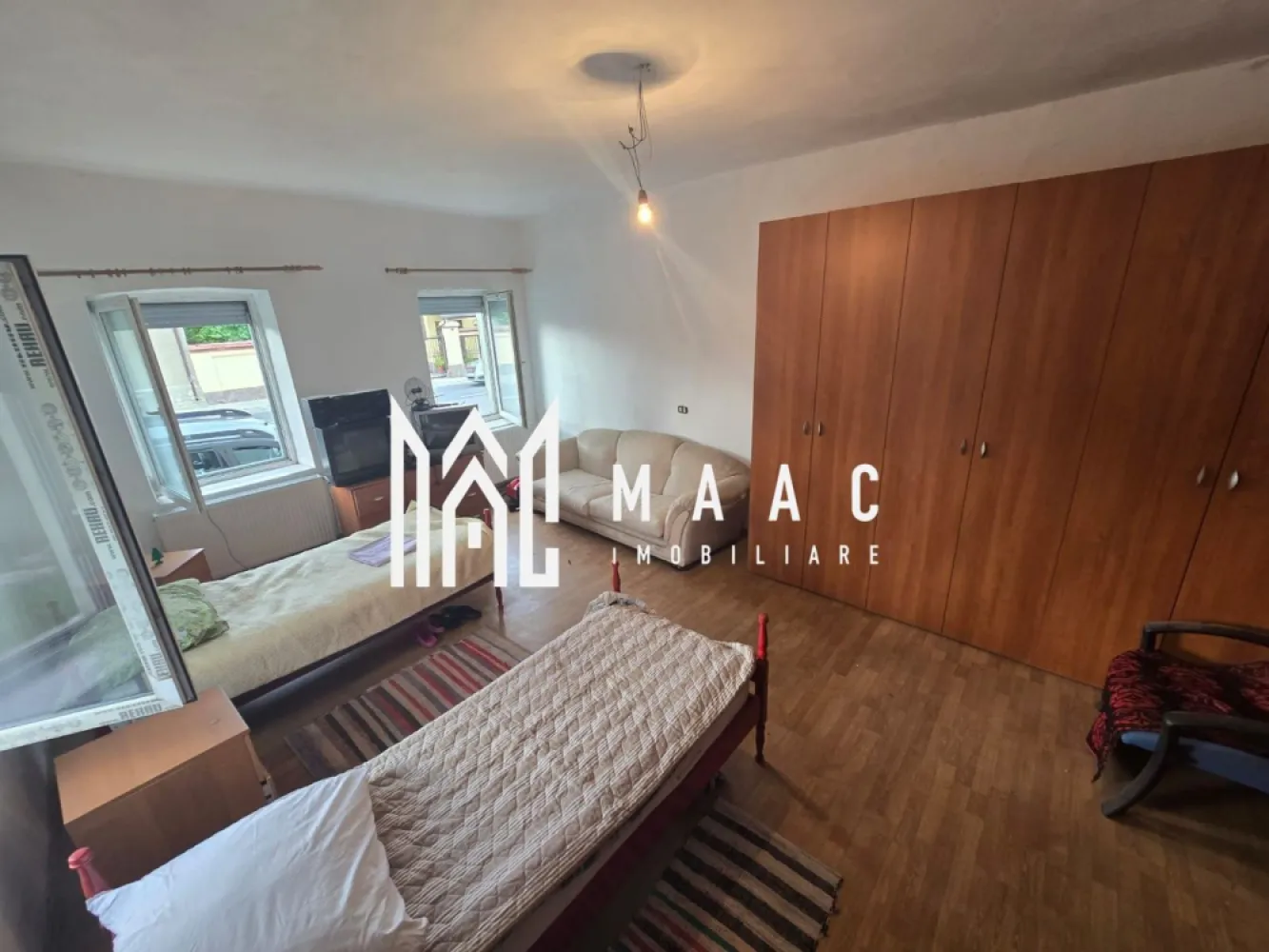 Casă 3 camere | Arpașu de Jos | 120 mp utili, teren 2600 mp, DN1 - Casă individuală cu 3 camere de vânzare în Arpașu de Jos, situată central, la strada principală, cu 120 mp utili și teren generos de 2.600 mp. Proprietatea este potrivită pentru locuire și oferă acces direct la DN1, curte, grădină și spații auxiliare utile.

Detalii proprietate:
• Casă individuală cu 3 camere, 2 dormitoare, living, bucătărie separată și 1 baie
• Suprafață utilă: 120 mp
• Teren: 2.600 mp
• An construcție: 1920
• 2 locuri de parcare
• Construcție din cărămidă, acoperiș din țiglă
• Casă renovată și întreținută
• Baie complet utilată cu cadă cu hidromasaj, cabină de duș și bideu
• Birou cu intrare separată și două intrări independente în locuință
• Mansardă de aproximativ 120 mp, în stadiul de personalizare
• Două pivnițe boltite pe arc de cărămidă, cu acces separat
• Curte generoasă și grădină cu pomi fructiferi
• Proprietatea dispune de gaz, apă curentă, centrală termică proprie și încălzire prin calorifere

Zonă și acces:
Proprietatea este amplasată în centrul localității Arpașu de Jos, la strada principală, cu acces direct la DN1. Poziționarea oferă acces facil, iar terenul generos deschide multiple posibilități de amenajare și extindere.

Cod anunț CP3174354. Contactați-ne pentru informații suplimentare și pentru programarea unei vizionări.