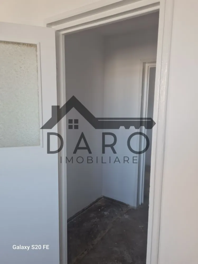 De vânzare apartament 2 camere - 🏡 Vânzare apartament 2 camere – Dâmbu Pietros, str. Parângului
Se oferă spre vânzare apartament cu 2 camere, confort 1, situat în cartierul Dâmbu Pietros, pe strada Parângului.
✨ Apartamentul este în curs de renovare și va fi disponibil pentru mutare imediată.
📦 Beneficii:
✔ pivniță pentru depozitare
✔ compartimentare practică
✔ ideal pentru locuit sau investiție
📍 Zonă liniștită, cu acces rapid la:
școli și grădinițe
magazine alimentare și supermarketuri
oficiu poștal
stații de transport în comun
alte servicii de proximitate
Perfect pentru persoane sau familii care își doresc o locuință într-o zonă bine conectată și apreciată.
🤝 Proprietate promovată prin DARO Imobiliare
💳 Vrei să cumperi această locuință?
Prin Kiwi Finance te ajutăm să obții finanțarea potrivită:
✔ analiză GRATUITĂ a eligibilității
✔ acces la oferte de la peste 12 bănci
✔ negocierea dobânzii în favoarea ta
✔ suport complet până la semnarea contractului
📞 Detalii și vizionări:
Coman Maria – DARO Imobiliare & Kiwi Finance
📱 0749 535 729
🔑 DARO Imobiliare – găsim proprietatea potrivită.
💳 Kiwi Finance – obținem creditul pentru a o cumpăra.