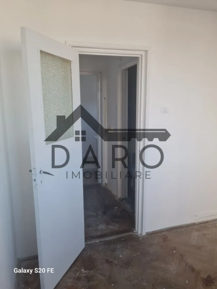 De vânzare apartament 2 camere - 🏡 Vânzare apartament 2 camere – Dâmbu Pietros, str. Parângului
Se oferă spre vânzare apartament cu 2 camere, confort 1, situat în cartierul Dâmbu Pietros, pe strada Parângului.
✨ Apartamentul este în curs de renovare și va fi disponibil pentru mutare imediată.
📦 Beneficii:
✔ pivniță pentru depozitare
✔ compartimentare practică
✔ ideal pentru locuit sau investiție
📍 Zonă liniștită, cu acces rapid la:
școli și grădinițe
magazine alimentare și supermarketuri
oficiu poștal
stații de transport în comun
alte servicii de proximitate
Perfect pentru persoane sau familii care își doresc o locuință într-o zonă bine conectată și apreciată.
🤝 Proprietate promovată prin DARO Imobiliare
💳 Vrei să cumperi această locuință?
Prin Kiwi Finance te ajutăm să obții finanțarea potrivită:
✔ analiză GRATUITĂ a eligibilității
✔ acces la oferte de la peste 12 bănci
✔ negocierea dobânzii în favoarea ta
✔ suport complet până la semnarea contractului
📞 Detalii și vizionări:
Coman Maria – DARO Imobiliare & Kiwi Finance
📱 0749 535 729
🔑 DARO Imobiliare – găsim proprietatea potrivită.
💳 Kiwi Finance – obținem creditul pentru a o cumpăra.