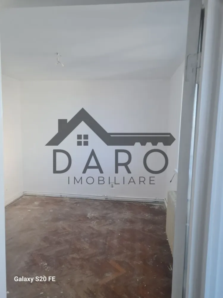 De vânzare apartament 2 camere - 🏡 Vânzare apartament 2 camere – Dâmbu Pietros, str. Parângului
Se oferă spre vânzare apartament cu 2 camere, confort 1, situat în cartierul Dâmbu Pietros, pe strada Parângului.
✨ Apartamentul este în curs de renovare și va fi disponibil pentru mutare imediată.
📦 Beneficii:
✔ pivniță pentru depozitare
✔ compartimentare practică
✔ ideal pentru locuit sau investiție
📍 Zonă liniștită, cu acces rapid la:
școli și grădinițe
magazine alimentare și supermarketuri
oficiu poștal
stații de transport în comun
alte servicii de proximitate
Perfect pentru persoane sau familii care își doresc o locuință într-o zonă bine conectată și apreciată.
🤝 Proprietate promovată prin DARO Imobiliare
💳 Vrei să cumperi această locuință?
Prin Kiwi Finance te ajutăm să obții finanțarea potrivită:
✔ analiză GRATUITĂ a eligibilității
✔ acces la oferte de la peste 12 bănci
✔ negocierea dobânzii în favoarea ta
✔ suport complet până la semnarea contractului
📞 Detalii și vizionări:
Coman Maria – DARO Imobiliare & Kiwi Finance
📱 0749 535 729
🔑 DARO Imobiliare – găsim proprietatea potrivită.
💳 Kiwi Finance – obținem creditul pentru a o cumpăra.