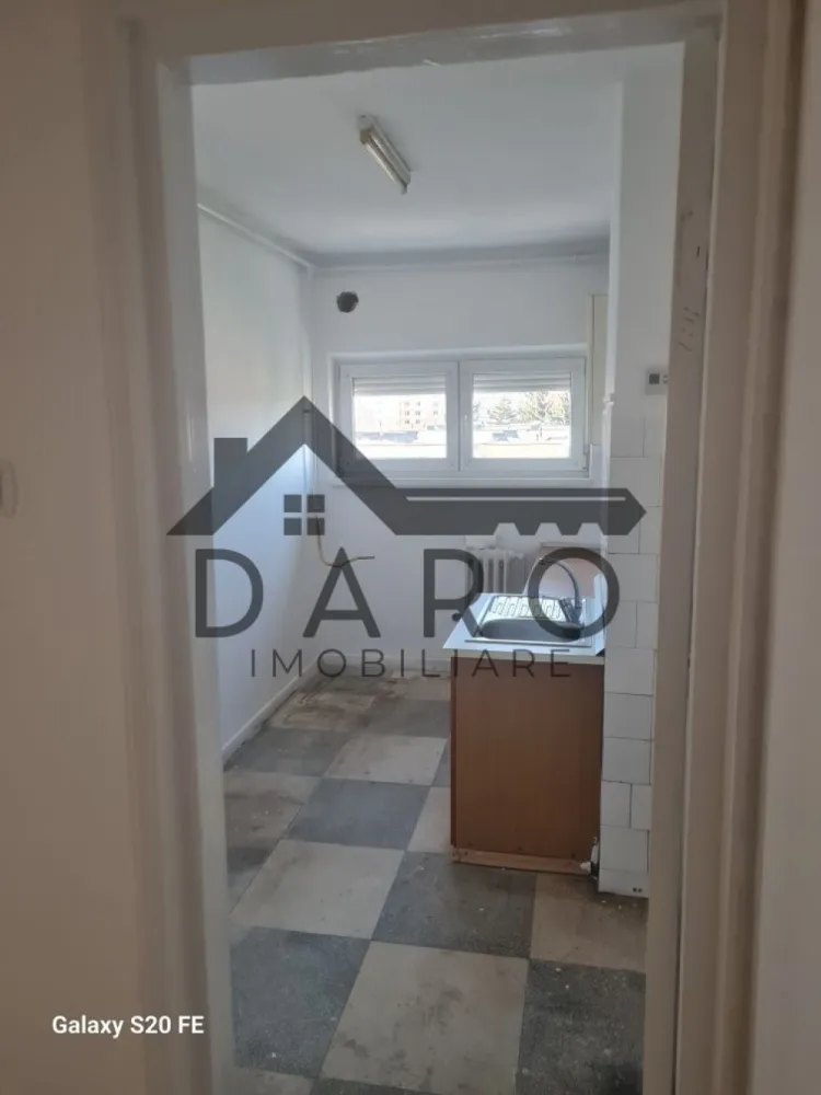 De vânzare apartament 2 camere - 🏡 Vânzare apartament 2 camere – Dâmbu Pietros, str. Parângului
Se oferă spre vânzare apartament cu 2 camere, confort 1, situat în cartierul Dâmbu Pietros, pe strada Parângului.
✨ Apartamentul este în curs de renovare și va fi disponibil pentru mutare imediată.
📦 Beneficii:
✔ pivniță pentru depozitare
✔ compartimentare practică
✔ ideal pentru locuit sau investiție
📍 Zonă liniștită, cu acces rapid la:
școli și grădinițe
magazine alimentare și supermarketuri
oficiu poștal
stații de transport în comun
alte servicii de proximitate
Perfect pentru persoane sau familii care își doresc o locuință într-o zonă bine conectată și apreciată.
🤝 Proprietate promovată prin DARO Imobiliare
💳 Vrei să cumperi această locuință?
Prin Kiwi Finance te ajutăm să obții finanțarea potrivită:
✔ analiză GRATUITĂ a eligibilității
✔ acces la oferte de la peste 12 bănci
✔ negocierea dobânzii în favoarea ta
✔ suport complet până la semnarea contractului
📞 Detalii și vizionări:
Coman Maria – DARO Imobiliare & Kiwi Finance
📱 0749 535 729
🔑 DARO Imobiliare – găsim proprietatea potrivită.
💳 Kiwi Finance – obținem creditul pentru a o cumpăra.