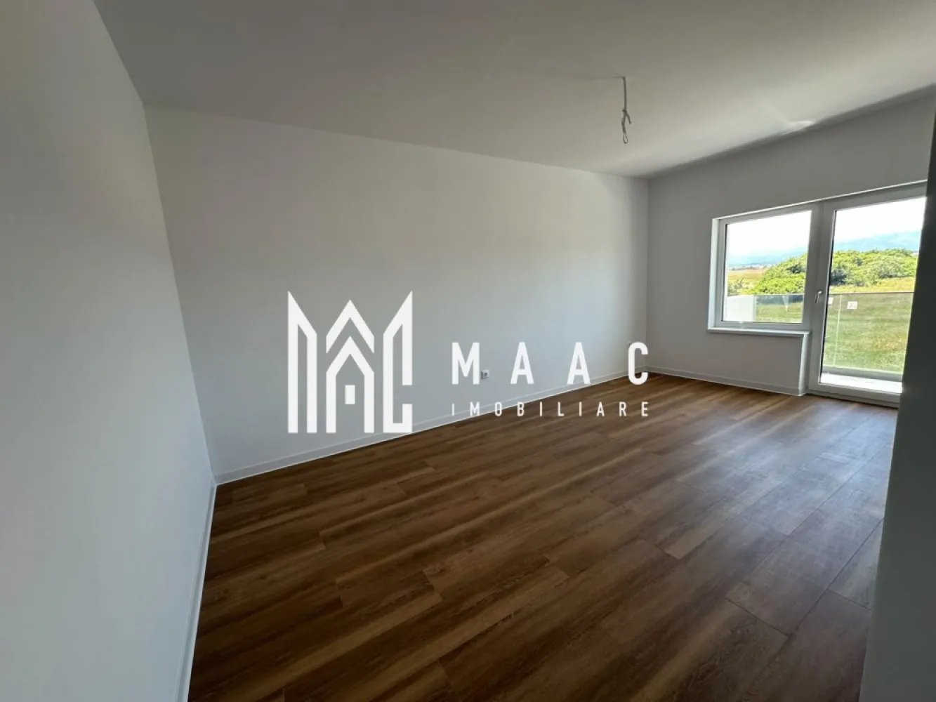 Apartament de vanzare Sibiu 2 camere | Doamna Stanca | 57,85 mp, parcare - Apartament de vânzare în zona Doamna Stanca, Șelimbăr, cu acces rapid către Sibiu, situat la etajul 1 și având 57,85 mp utili. Proprietatea include 1 dormitor, 1 sufragerie, 1 bucătărie, 2 băi, balcon și loc de parcare inclus, într-un bloc nou finalizat în 2025.

Detalii proprietate:
• Suprafață utilă: 57,85 mp
• Compartimentare actuală: 1 dormitor, 1 sufragerie, 1 bucătărie
• 2 băi și 1 balcon
• Etaj 1
• An construcție 2025, bloc nou
• 1 loc de parcare inclus
• Acces în parcare cu barieră

Zonă și acces:
Proprietatea este situată în zona Doamna Stanca, cu acces facil către centre comerciale, magazine și puncte de interes. Amplasarea oferă conexiune rapidă către zonele de interes din Șelimbăr și Sibiu.

Pentru detalii suplimentare și pentru stabilirea unei vizionări, contactați echipa MAAC Imobiliare și menționați Cod anunț CP3174741.