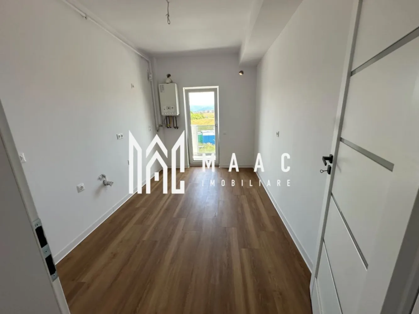 Apartament de vanzare Sibiu 2 camere | Doamna Stanca | 57,85 mp, parcare - Apartament de vânzare în zona Doamna Stanca, Șelimbăr, cu acces rapid către Sibiu, situat la etajul 1 și având 57,85 mp utili. Proprietatea include 1 dormitor, 1 sufragerie, 1 bucătărie, 2 băi, balcon și loc de parcare inclus, într-un bloc nou finalizat în 2025.

Detalii proprietate:
• Suprafață utilă: 57,85 mp
• Compartimentare actuală: 1 dormitor, 1 sufragerie, 1 bucătărie
• 2 băi și 1 balcon
• Etaj 1
• An construcție 2025, bloc nou
• 1 loc de parcare inclus
• Acces în parcare cu barieră

Zonă și acces:
Proprietatea este situată în zona Doamna Stanca, cu acces facil către centre comerciale, magazine și puncte de interes. Amplasarea oferă conexiune rapidă către zonele de interes din Șelimbăr și Sibiu.

Pentru detalii suplimentare și pentru stabilirea unei vizionări, contactați echipa MAAC Imobiliare și menționați Cod anunț CP3174741.