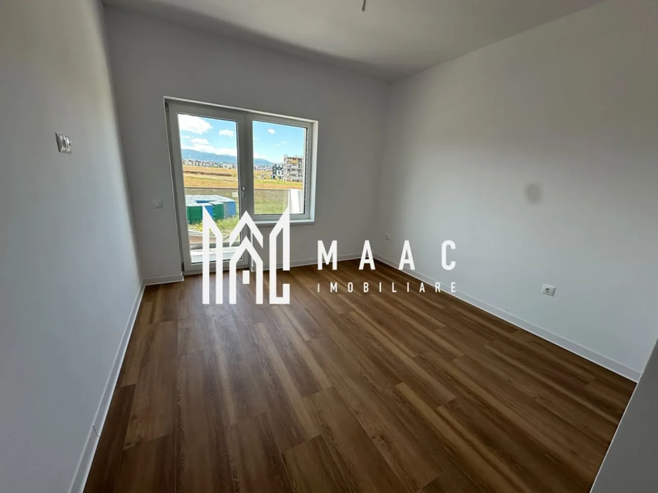 Apartament de vanzare Sibiu 2 camere | Doamna Stanca | 57,85 mp, parcare - Apartament de vânzare în zona Doamna Stanca, Șelimbăr, cu acces rapid către Sibiu, situat la etajul 1 și având 57,85 mp utili. Proprietatea include 1 dormitor, 1 sufragerie, 1 bucătărie, 2 băi, balcon și loc de parcare inclus, într-un bloc nou finalizat în 2025.

Detalii proprietate:
• Suprafață utilă: 57,85 mp
• Compartimentare actuală: 1 dormitor, 1 sufragerie, 1 bucătărie
• 2 băi și 1 balcon
• Etaj 1
• An construcție 2025, bloc nou
• 1 loc de parcare inclus
• Acces în parcare cu barieră

Zonă și acces:
Proprietatea este situată în zona Doamna Stanca, cu acces facil către centre comerciale, magazine și puncte de interes. Amplasarea oferă conexiune rapidă către zonele de interes din Șelimbăr și Sibiu.

Pentru detalii suplimentare și pentru stabilirea unei vizionări, contactați echipa MAAC Imobiliare și menționați Cod anunț CP3174741.