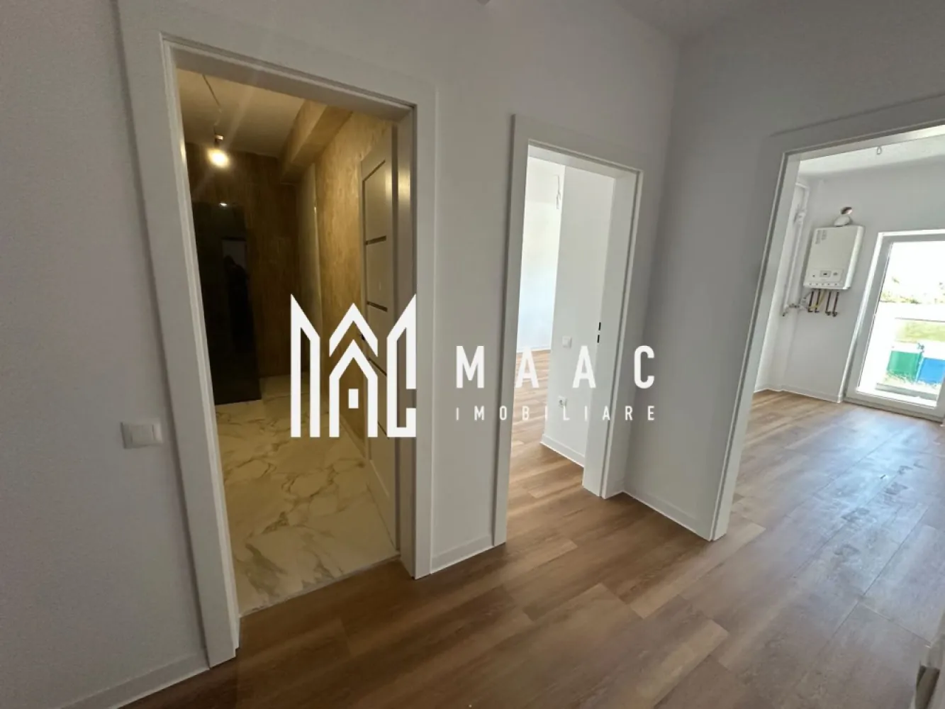 Apartament de vanzare Sibiu 2 camere | Doamna Stanca | 57,85 mp, parcare - Apartament de vânzare în zona Doamna Stanca, Șelimbăr, cu acces rapid către Sibiu, situat la etajul 1 și având 57,85 mp utili. Proprietatea include 1 dormitor, 1 sufragerie, 1 bucătărie, 2 băi, balcon și loc de parcare inclus, într-un bloc nou finalizat în 2025.

Detalii proprietate:
• Suprafață utilă: 57,85 mp
• Compartimentare actuală: 1 dormitor, 1 sufragerie, 1 bucătărie
• 2 băi și 1 balcon
• Etaj 1
• An construcție 2025, bloc nou
• 1 loc de parcare inclus
• Acces în parcare cu barieră

Zonă și acces:
Proprietatea este situată în zona Doamna Stanca, cu acces facil către centre comerciale, magazine și puncte de interes. Amplasarea oferă conexiune rapidă către zonele de interes din Șelimbăr și Sibiu.

Pentru detalii suplimentare și pentru stabilirea unei vizionări, contactați echipa MAAC Imobiliare și menționați Cod anunț CP3174741.
