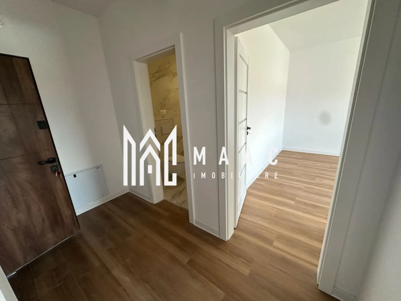 Apartament de vanzare Sibiu 2 camere | Doamna Stanca | 57,85 mp, parcare - Apartament de vânzare în zona Doamna Stanca, Șelimbăr, cu acces rapid către Sibiu, situat la etajul 1 și având 57,85 mp utili. Proprietatea include 1 dormitor, 1 sufragerie, 1 bucătărie, 2 băi, balcon și loc de parcare inclus, într-un bloc nou finalizat în 2025.

Detalii proprietate:
• Suprafață utilă: 57,85 mp
• Compartimentare actuală: 1 dormitor, 1 sufragerie, 1 bucătărie
• 2 băi și 1 balcon
• Etaj 1
• An construcție 2025, bloc nou
• 1 loc de parcare inclus
• Acces în parcare cu barieră

Zonă și acces:
Proprietatea este situată în zona Doamna Stanca, cu acces facil către centre comerciale, magazine și puncte de interes. Amplasarea oferă conexiune rapidă către zonele de interes din Șelimbăr și Sibiu.

Pentru detalii suplimentare și pentru stabilirea unei vizionări, contactați echipa MAAC Imobiliare și menționați Cod anunț CP3174741.
