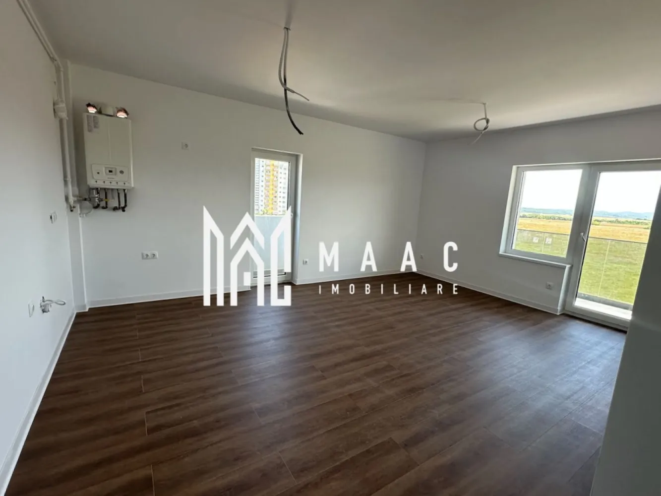Apartament 3 camere | Doamna Stanca, Selimbar | 59,5 mp, parcare, 2025 - Apartament cu 3 camere de vânzare în zona Doamna Stanca din Șelimbăr, situat la etajul 1 într-un imobil finalizat în 2025. Proprietatea oferă 59,5 mp utili, balcon și loc de parcare inclus, fiind o opțiune potrivită pentru locuire imediată.

Detalii proprietate:
• Suprafață utilă: 59,5 mp
• Compartimentare practică: living și bucătărie separate, închise cu ușă, 2 dormitoare, 1 baie
• Etaj 1
• Imobil finalizat în 2025
• 1 loc de parcare inclus
• 1 balcon
• Apartament cu 3 camere și 2 dormitoare

Zonă și acces:
Proprietatea este amplasată în zona Doamna Stanca din Șelimbăr, cu acces facil către centre comerciale și mijloace de transport. Poziționarea oferă legătură rapidă către puncte de interes din Șelimbăr și Sibiu.

Cod anunț CP3174795. Contactați-ne pentru informații suplimentare și pentru programarea unei vizionări.