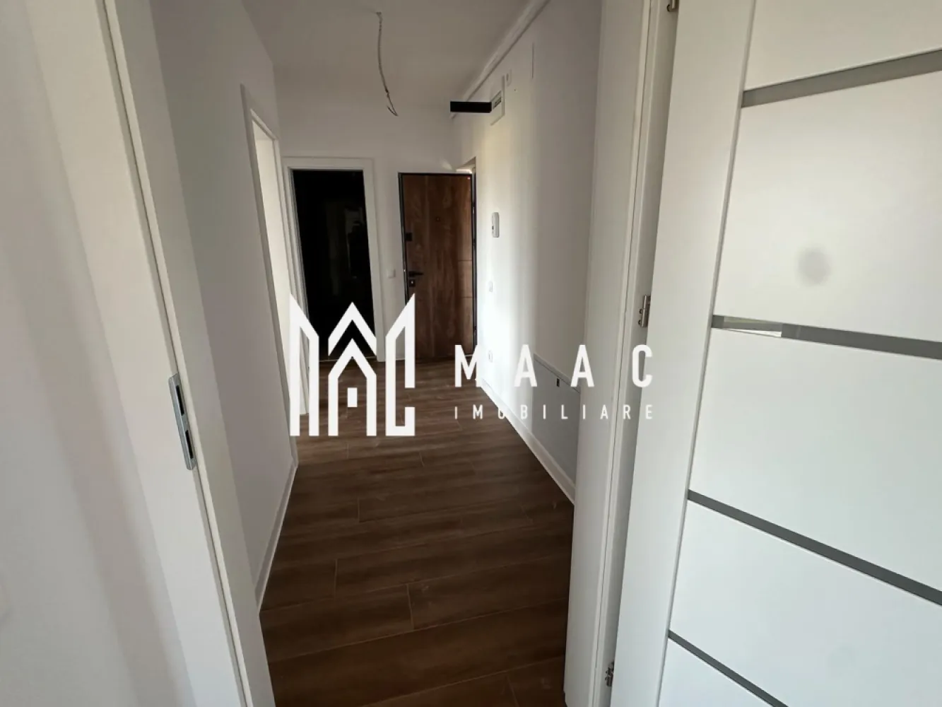 Apartament 3 camere | Doamna Stanca, Selimbar | 59,5 mp, parcare, 2025 - Apartament cu 3 camere de vânzare în zona Doamna Stanca din Șelimbăr, situat la etajul 1 într-un imobil finalizat în 2025. Proprietatea oferă 59,5 mp utili, balcon și loc de parcare inclus, fiind o opțiune potrivită pentru locuire imediată.

Detalii proprietate:
• Suprafață utilă: 59,5 mp
• Compartimentare practică: living și bucătărie separate, închise cu ușă, 2 dormitoare, 1 baie
• Etaj 1
• Imobil finalizat în 2025
• 1 loc de parcare inclus
• 1 balcon
• Apartament cu 3 camere și 2 dormitoare

Zonă și acces:
Proprietatea este amplasată în zona Doamna Stanca din Șelimbăr, cu acces facil către centre comerciale și mijloace de transport. Poziționarea oferă legătură rapidă către puncte de interes din Șelimbăr și Sibiu.

Cod anunț CP3174795. Contactați-ne pentru informații suplimentare și pentru programarea unei vizionări.