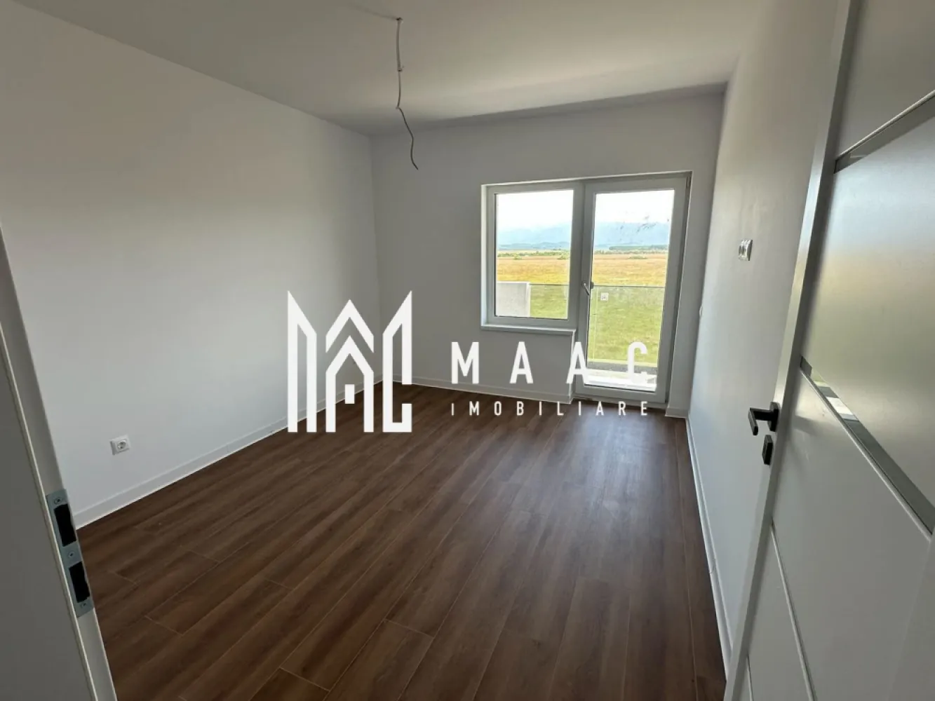 Apartament 3 camere | Doamna Stanca, Selimbar | 59,5 mp, parcare, 2025 - Apartament cu 3 camere de vânzare în zona Doamna Stanca din Șelimbăr, situat la etajul 1 într-un imobil finalizat în 2025. Proprietatea oferă 59,5 mp utili, balcon și loc de parcare inclus, fiind o opțiune potrivită pentru locuire imediată.

Detalii proprietate:
• Suprafață utilă: 59,5 mp
• Compartimentare practică: living și bucătărie separate, închise cu ușă, 2 dormitoare, 1 baie
• Etaj 1
• Imobil finalizat în 2025
• 1 loc de parcare inclus
• 1 balcon
• Apartament cu 3 camere și 2 dormitoare

Zonă și acces:
Proprietatea este amplasată în zona Doamna Stanca din Șelimbăr, cu acces facil către centre comerciale și mijloace de transport. Poziționarea oferă legătură rapidă către puncte de interes din Șelimbăr și Sibiu.

Cod anunț CP3174795. Contactați-ne pentru informații suplimentare și pentru programarea unei vizionări.