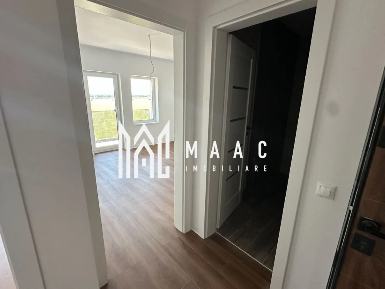 Apartament 3 camere | Doamna Stanca, Selimbar | 59,5 mp, parcare, 2025 - Apartament cu 3 camere de vânzare în zona Doamna Stanca din Șelimbăr, situat la etajul 1 într-un imobil finalizat în 2025. Proprietatea oferă 59,5 mp utili, balcon și loc de parcare inclus, fiind o opțiune potrivită pentru locuire imediată.

Detalii proprietate:
• Suprafață utilă: 59,5 mp
• Compartimentare practică: living și bucătărie separate, închise cu ușă, 2 dormitoare, 1 baie
• Etaj 1
• Imobil finalizat în 2025
• 1 loc de parcare inclus
• 1 balcon
• Apartament cu 3 camere și 2 dormitoare

Zonă și acces:
Proprietatea este amplasată în zona Doamna Stanca din Șelimbăr, cu acces facil către centre comerciale și mijloace de transport. Poziționarea oferă legătură rapidă către puncte de interes din Șelimbăr și Sibiu.

Cod anunț CP3174795. Contactați-ne pentru informații suplimentare și pentru programarea unei vizionări.