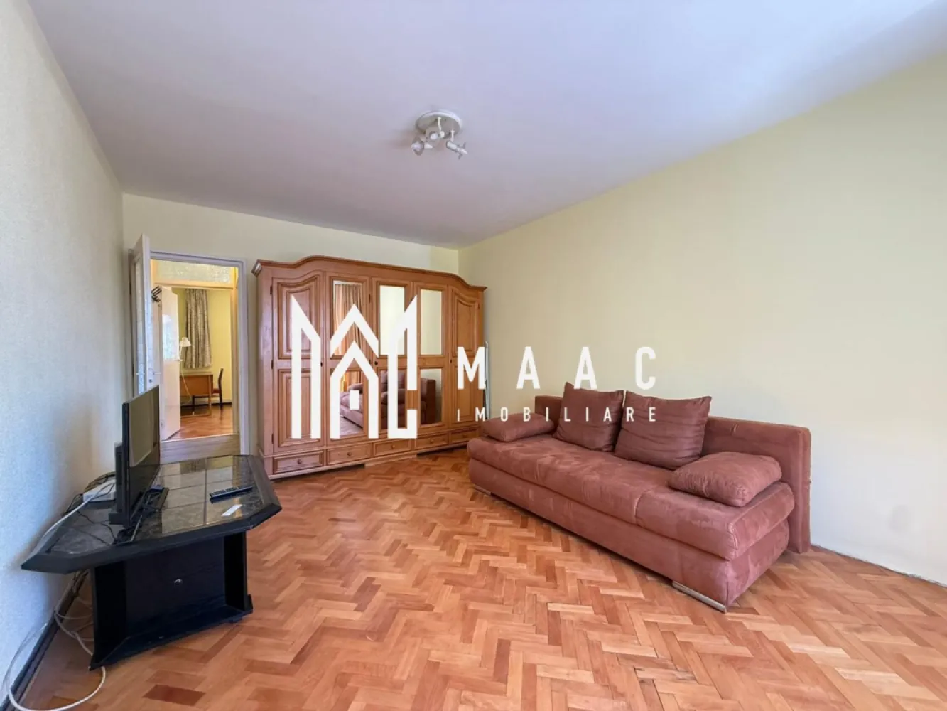 Apartament 2 camere | Balcon | Decomandat | Calea Dumbravii - MAAC Imobiliare propune atentiei dumneavoastra un apartament cu 2 camere de inchiriat, complet mobilat si utilat, amplasat in zona Calea DUmbravii.

Locuinta are suprafata utila de 50mp, se afla la etajul 3/4 si este alcatuita din living, dormitor (salteaua este noua), bucatarie cu acces in balcon de tip logie (zona de dining si canapea extensibila), baie cu geam si hol. 

Casa scarii a fost rezugravita.

Amplasamentul imobilului este unul avantajos, aflandu-se intr-o zona linistita, la 5 minute de mers pe jos de parcul Sub Arini si 10-12 minute de centru.

Se percepe o chirie in avans si garantie in cuantumul unei chirii lunare. Disponibilitate imediata.

Pentru mai multe detalii, va rugam specificati telefonic: CP3170981