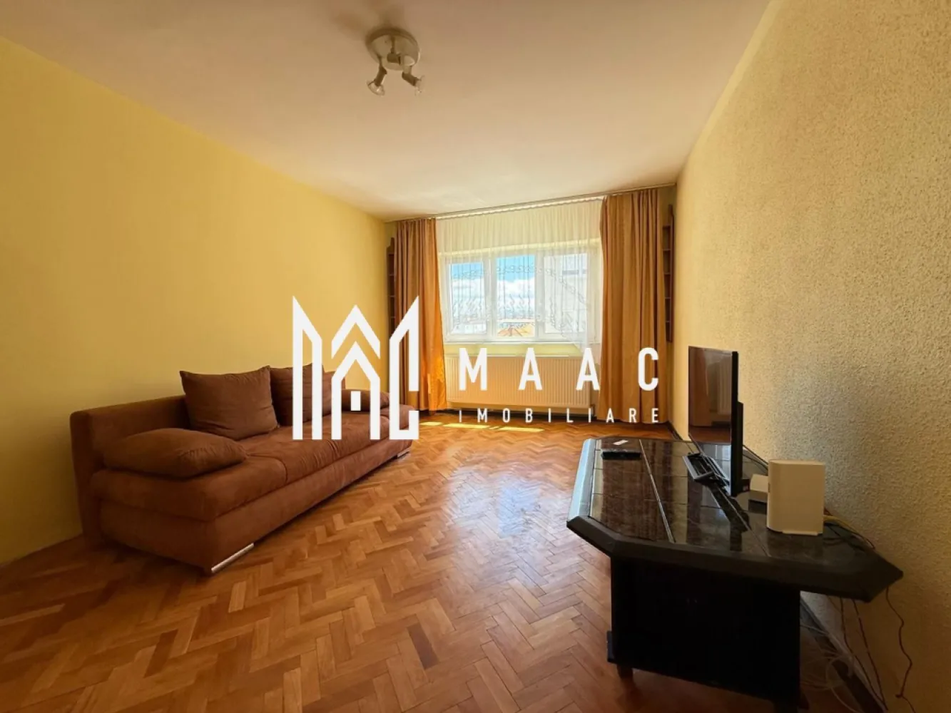 Apartament 2 camere | Balcon | Decomandat | Calea Dumbravii - MAAC Imobiliare propune atentiei dumneavoastra un apartament cu 2 camere de inchiriat, complet mobilat si utilat, amplasat in zona Calea DUmbravii.

Locuinta are suprafata utila de 50mp, se afla la etajul 3/4 si este alcatuita din living, dormitor (salteaua este noua), bucatarie cu acces in balcon de tip logie (zona de dining si canapea extensibila), baie cu geam si hol. 

Casa scarii a fost rezugravita.

Amplasamentul imobilului este unul avantajos, aflandu-se intr-o zona linistita, la 5 minute de mers pe jos de parcul Sub Arini si 10-12 minute de centru.

Se percepe o chirie in avans si garantie in cuantumul unei chirii lunare. Disponibilitate imediata.

Pentru mai multe detalii, va rugam specificati telefonic: CP3170981