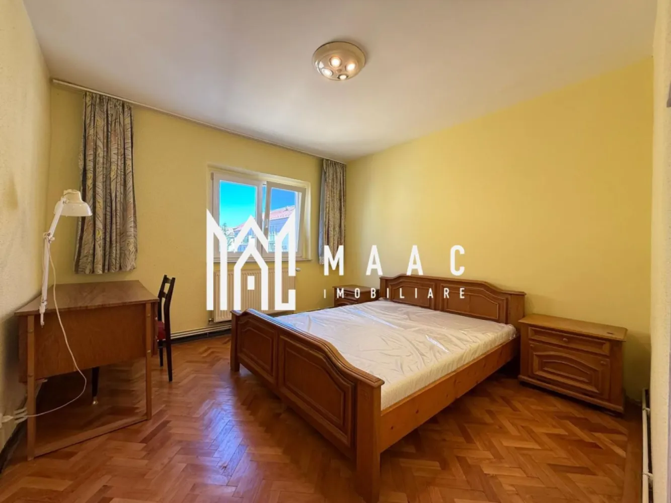 Apartament 2 camere | Balcon | Decomandat | Calea Dumbravii - MAAC Imobiliare propune atentiei dumneavoastra un apartament cu 2 camere de inchiriat, complet mobilat si utilat, amplasat in zona Calea DUmbravii.

Locuinta are suprafata utila de 50mp, se afla la etajul 3/4 si este alcatuita din living, dormitor (salteaua este noua), bucatarie cu acces in balcon de tip logie (zona de dining si canapea extensibila), baie cu geam si hol. 

Casa scarii a fost rezugravita.

Amplasamentul imobilului este unul avantajos, aflandu-se intr-o zona linistita, la 5 minute de mers pe jos de parcul Sub Arini si 10-12 minute de centru.

Se percepe o chirie in avans si garantie in cuantumul unei chirii lunare. Disponibilitate imediata.

Pentru mai multe detalii, va rugam specificati telefonic: CP3170981