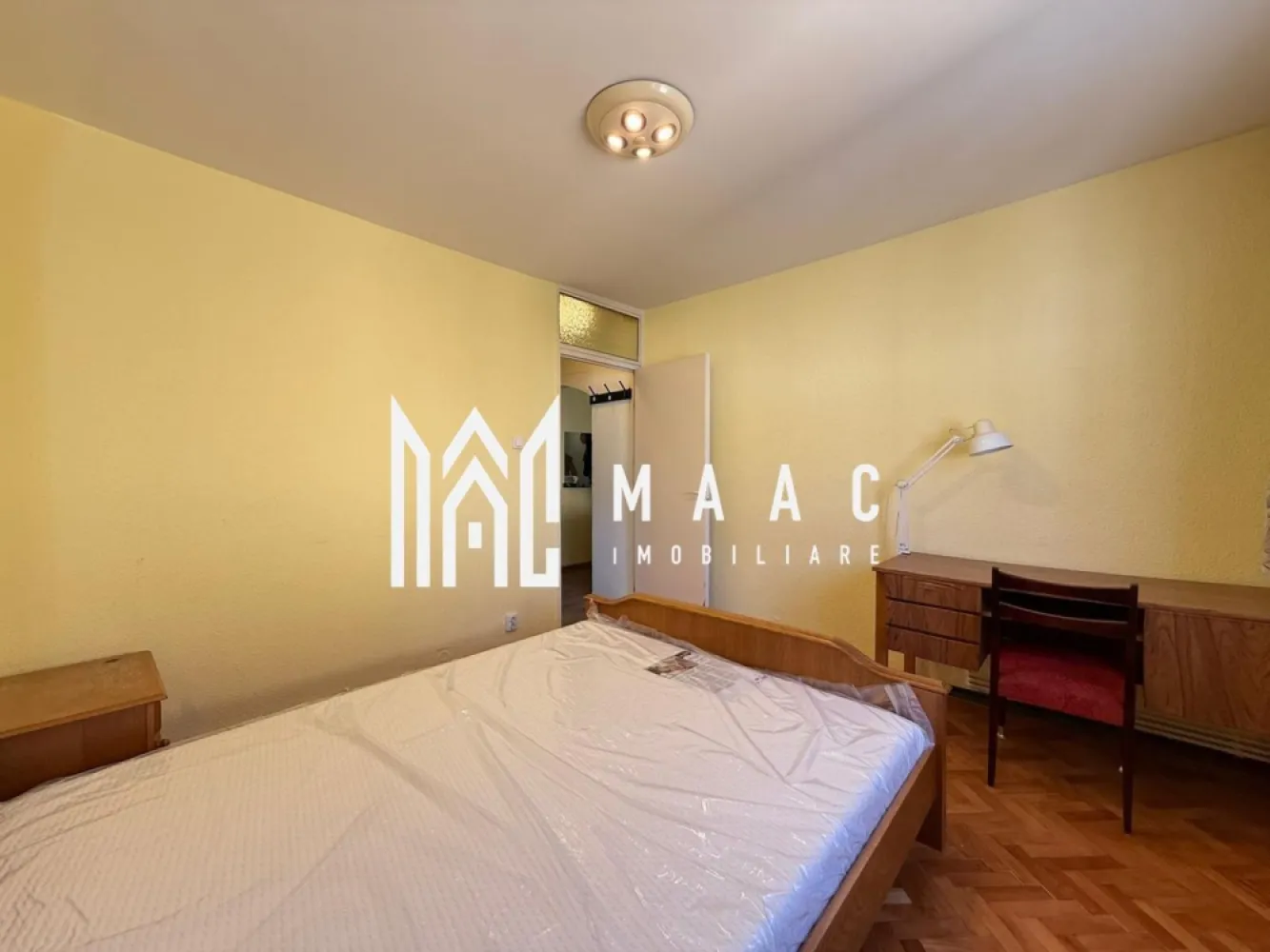 Apartament 2 camere | Balcon | Decomandat | Calea Dumbravii - MAAC Imobiliare propune atentiei dumneavoastra un apartament cu 2 camere de inchiriat, complet mobilat si utilat, amplasat in zona Calea DUmbravii.

Locuinta are suprafata utila de 50mp, se afla la etajul 3/4 si este alcatuita din living, dormitor (salteaua este noua), bucatarie cu acces in balcon de tip logie (zona de dining si canapea extensibila), baie cu geam si hol. 

Casa scarii a fost rezugravita.

Amplasamentul imobilului este unul avantajos, aflandu-se intr-o zona linistita, la 5 minute de mers pe jos de parcul Sub Arini si 10-12 minute de centru.

Se percepe o chirie in avans si garantie in cuantumul unei chirii lunare. Disponibilitate imediata.

Pentru mai multe detalii, va rugam specificati telefonic: CP3170981