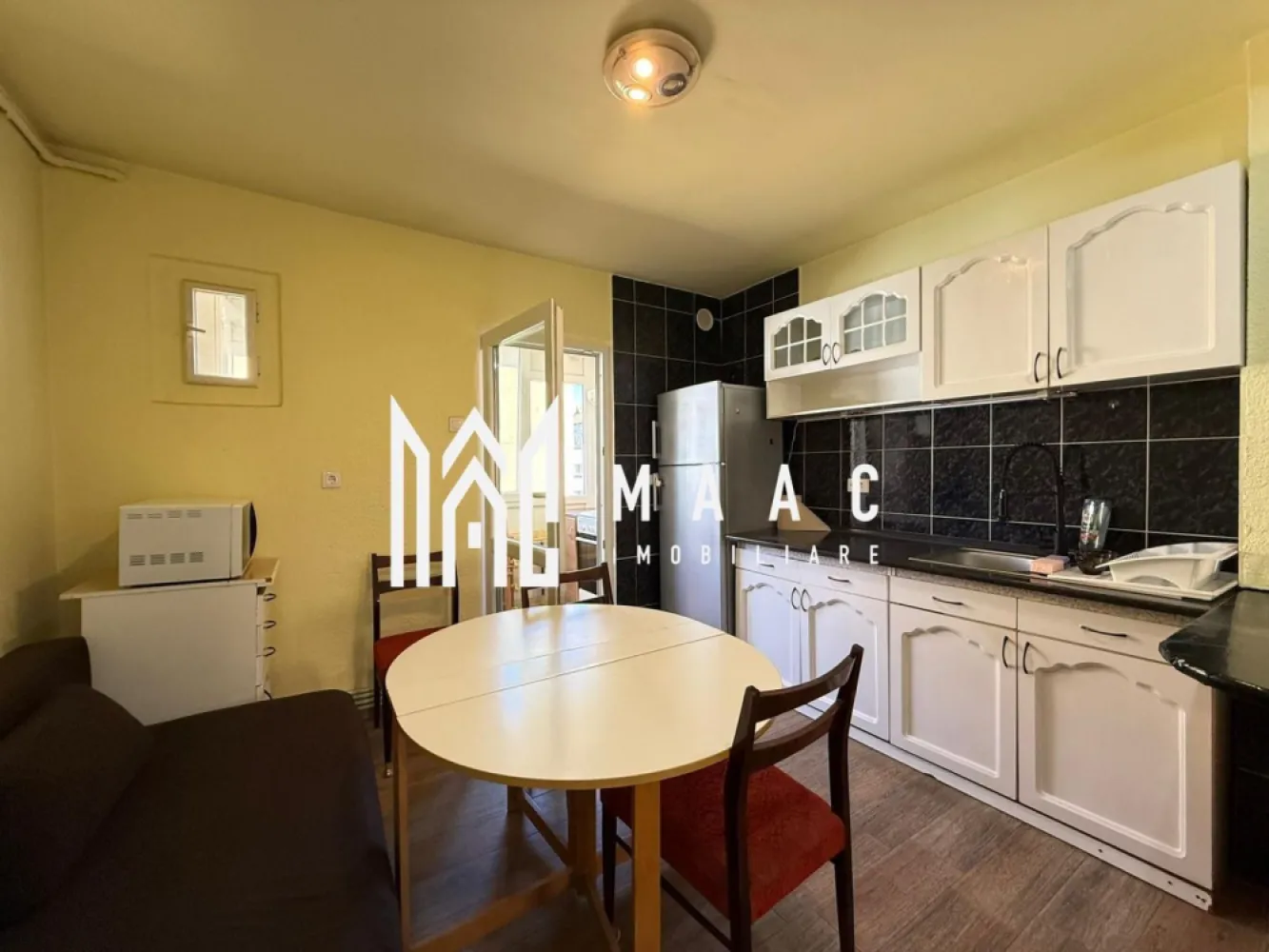 Apartament 2 camere | Balcon | Decomandat | Calea Dumbravii - MAAC Imobiliare propune atentiei dumneavoastra un apartament cu 2 camere de inchiriat, complet mobilat si utilat, amplasat in zona Calea DUmbravii.

Locuinta are suprafata utila de 50mp, se afla la etajul 3/4 si este alcatuita din living, dormitor (salteaua este noua), bucatarie cu acces in balcon de tip logie (zona de dining si canapea extensibila), baie cu geam si hol. 

Casa scarii a fost rezugravita.

Amplasamentul imobilului este unul avantajos, aflandu-se intr-o zona linistita, la 5 minute de mers pe jos de parcul Sub Arini si 10-12 minute de centru.

Se percepe o chirie in avans si garantie in cuantumul unei chirii lunare. Disponibilitate imediata.

Pentru mai multe detalii, va rugam specificati telefonic: CP3170981