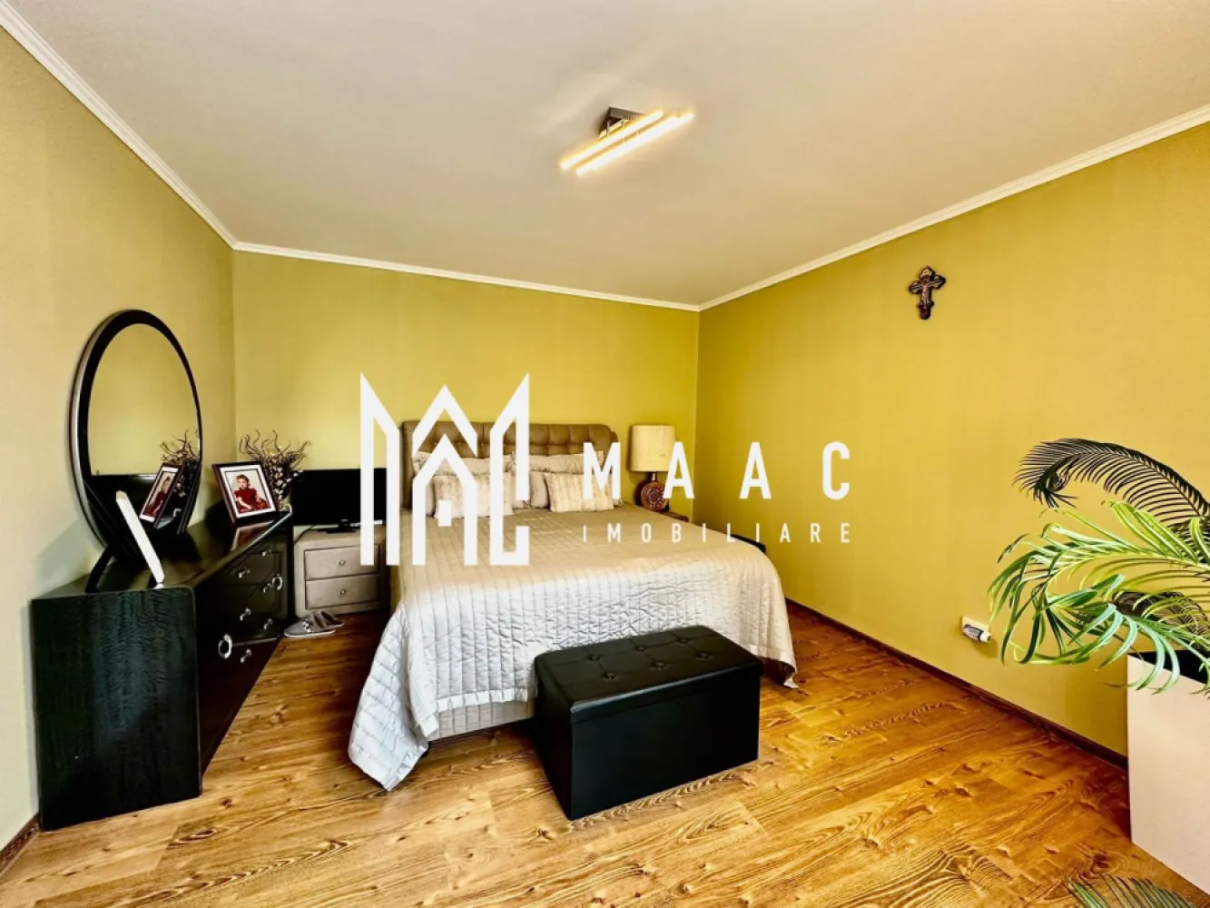 Casa 4 camere | Teren 2500 mp | Acces auto | Cristian - MAAC Imobiliare vă propune spre vânzare o casă individuală săsească situată într-o zonă liniștită din comuna Cristian, o proprietate renovată în anul 2021 și amenajată în stil modern, care îmbină elementele tradiționale cu confortul actual.

Proprietatea este compusă din două corpuri de clădire, organizate funcțional pentru locuire și activități auxiliare, oferind spații generoase și multiple posibilități de utilizare.

Compartimentarea imobilului este următoarea:

Corp 1:
-dormitor
-living spațios
-bucătărie deschisă
-cămară cu acces la pod
-baie cu geam de aerisire și cabină de duș

Corp 2:
-cameră
-bucătărie
-baie cu duș
-acces la pod

Curtea este pavată și dispune de numeroase facilități și spații utile, oferind atât zone de relaxare, cât și spații pentru depozitare sau activități gospodărești.

În curte se regăsesc:
-fântână
-filigorie
-locuri de parcare
-atelier cu acces către pivniță de aproximativ 65 mp, compartimentată în 3 încăperi
-salon pentru oaspeți
-bucătărie de vară
-garaj
-spații de depozitare
-șură

În spatele clădirilor sunt amenajate două zone de grădină și o livadă generoasă situată în spatele șurii, oferind spațiu suplimentar pentru relaxare sau activități agricole.

Încălzirea se realizează prin centrală termică cu calorifere, existând și alternativa utilizării unei centrale pe lemne.

Casa este foarte bine întreținută, cu ziduri groase și o compartimentare eficientă a spațiului. Finisajele de calitate și designul modern oferă proprietății un aspect plăcut, cu un nivel ridicat de confort.

Proprietatea se vinde parțial mobilată și utilată și poate fi achiziționată prin orice modalitate de plată, cash sau credit.

Pentru mai multe detalii, vă rugăm să menționați telefonic că ați văzut anunțul cu CP1980559.