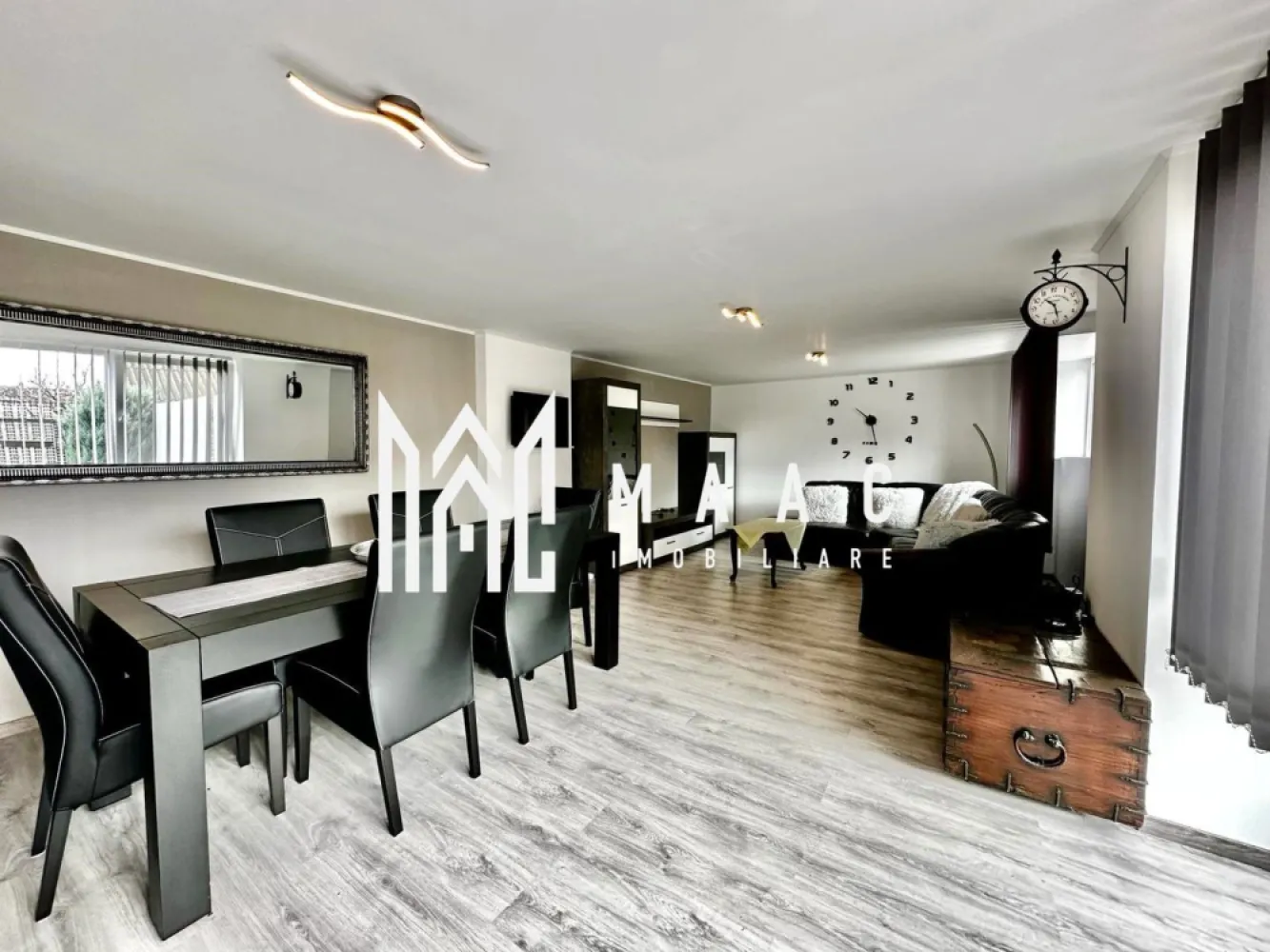 Casa 4 camere | Teren 2500 mp | Acces auto | Cristian - MAAC Imobiliare vă propune spre vânzare o casă individuală săsească situată într-o zonă liniștită din comuna Cristian, o proprietate renovată în anul 2021 și amenajată în stil modern, care îmbină elementele tradiționale cu confortul actual.

Proprietatea este compusă din două corpuri de clădire, organizate funcțional pentru locuire și activități auxiliare, oferind spații generoase și multiple posibilități de utilizare.

Compartimentarea imobilului este următoarea:

Corp 1:
-dormitor
-living spațios
-bucătărie deschisă
-cămară cu acces la pod
-baie cu geam de aerisire și cabină de duș

Corp 2:
-cameră
-bucătărie
-baie cu duș
-acces la pod

Curtea este pavată și dispune de numeroase facilități și spații utile, oferind atât zone de relaxare, cât și spații pentru depozitare sau activități gospodărești.

În curte se regăsesc:
-fântână
-filigorie
-locuri de parcare
-atelier cu acces către pivniță de aproximativ 65 mp, compartimentată în 3 încăperi
-salon pentru oaspeți
-bucătărie de vară
-garaj
-spații de depozitare
-șură

În spatele clădirilor sunt amenajate două zone de grădină și o livadă generoasă situată în spatele șurii, oferind spațiu suplimentar pentru relaxare sau activități agricole.

Încălzirea se realizează prin centrală termică cu calorifere, existând și alternativa utilizării unei centrale pe lemne.

Casa este foarte bine întreținută, cu ziduri groase și o compartimentare eficientă a spațiului. Finisajele de calitate și designul modern oferă proprietății un aspect plăcut, cu un nivel ridicat de confort.

Proprietatea se vinde parțial mobilată și utilată și poate fi achiziționată prin orice modalitate de plată, cash sau credit.

Pentru mai multe detalii, vă rugăm să menționați telefonic că ați văzut anunțul cu CP1980559.