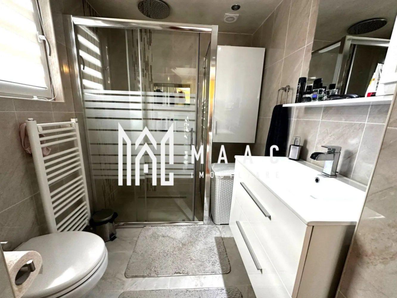Casa 4 camere | Teren 2500 mp | Acces auto | Cristian - MAAC Imobiliare vă propune spre vânzare o casă individuală săsească situată într-o zonă liniștită din comuna Cristian, o proprietate renovată în anul 2021 și amenajată în stil modern, care îmbină elementele tradiționale cu confortul actual.

Proprietatea este compusă din două corpuri de clădire, organizate funcțional pentru locuire și activități auxiliare, oferind spații generoase și multiple posibilități de utilizare.

Compartimentarea imobilului este următoarea:

Corp 1:
-dormitor
-living spațios
-bucătărie deschisă
-cămară cu acces la pod
-baie cu geam de aerisire și cabină de duș

Corp 2:
-cameră
-bucătărie
-baie cu duș
-acces la pod

Curtea este pavată și dispune de numeroase facilități și spații utile, oferind atât zone de relaxare, cât și spații pentru depozitare sau activități gospodărești.

În curte se regăsesc:
-fântână
-filigorie
-locuri de parcare
-atelier cu acces către pivniță de aproximativ 65 mp, compartimentată în 3 încăperi
-salon pentru oaspeți
-bucătărie de vară
-garaj
-spații de depozitare
-șură

În spatele clădirilor sunt amenajate două zone de grădină și o livadă generoasă situată în spatele șurii, oferind spațiu suplimentar pentru relaxare sau activități agricole.

Încălzirea se realizează prin centrală termică cu calorifere, existând și alternativa utilizării unei centrale pe lemne.

Casa este foarte bine întreținută, cu ziduri groase și o compartimentare eficientă a spațiului. Finisajele de calitate și designul modern oferă proprietății un aspect plăcut, cu un nivel ridicat de confort.

Proprietatea se vinde parțial mobilată și utilată și poate fi achiziționată prin orice modalitate de plată, cash sau credit.

Pentru mai multe detalii, vă rugăm să menționați telefonic că ați văzut anunțul cu CP1980559.
