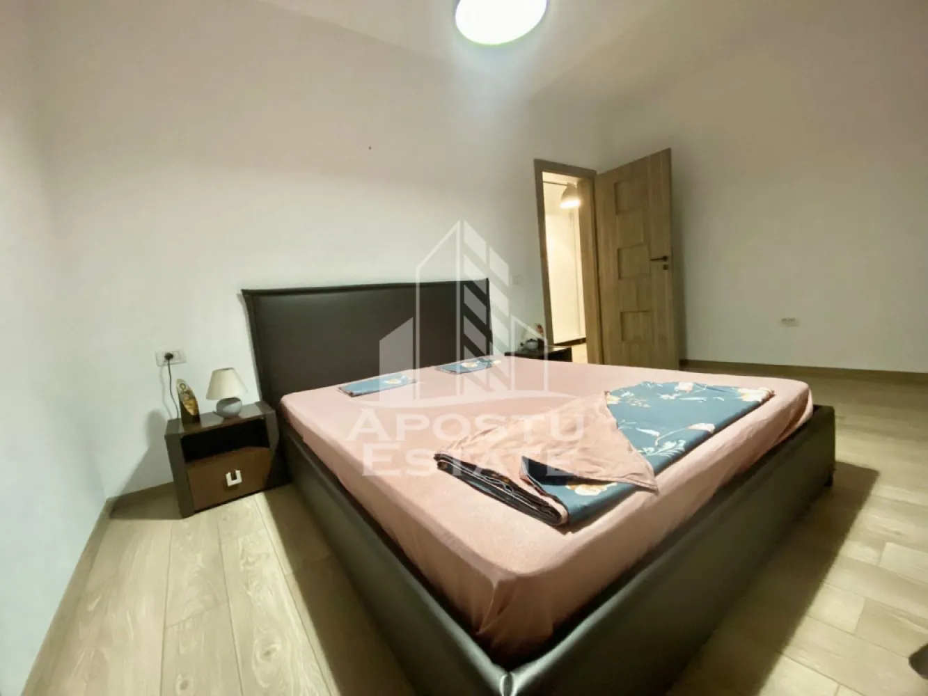 Apartament 3 camere cu dressing ,Dumbravita Dechalton - APOSTU ESTATE vă propune spre închiriere un apartament spațios și elegant, cu 3 camere, situat într-o zonă liniștită și bine conectată din Dumbrăvița , ideal pentru familii sau persoane care doresc un spațiu generos și confortabil.

Suprafață utilă: 62 mp
Compartimentare eficientă:
Hol de acces
Bucătărie complet mobilată și utilată, cu loc de luat masa
Living luminos și spațios
Dormitor matrimonial mobilat cu dressing 
Cameră secundară mobilată cu pat dublu 
Baie principală cu cadă și geam pentru ventilație naturală
Terasă dotată cu canapea extensibila 

Confort și facilități:
Centrală termică proprie pe gaz
Încălzire în Pardoseală 
Aer condiționat
Loc de parcare inclus în preț
Apartamentul este complet mobilat și utilat
Localizare: Zona Dumbrăvița – liniște, acces facil spre oraș, în apropiere de magazine, școli și mijloace de transport în comun.

Ideal pentru:
Familii
Cupluri
Profesioniști care lucrează remote sau au nevoie de birou acasă

Preț chirie: 600 E - preț fix 
Programează o vizionare!
ID intern: CP2859981