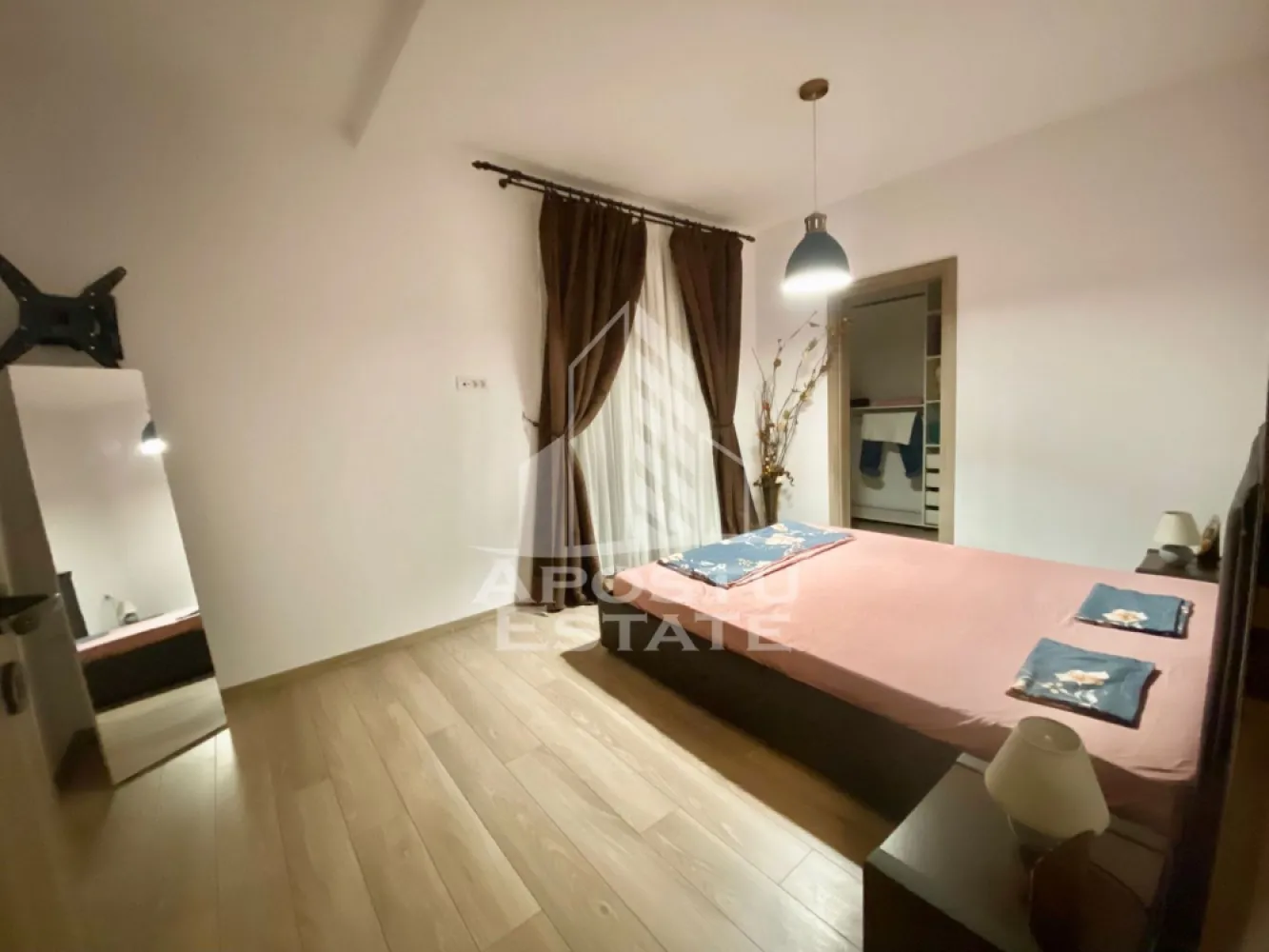 Apartament 3 camere cu dressing ,Dumbravita Dechalton - APOSTU ESTATE vă propune spre închiriere un apartament spațios și elegant, cu 3 camere, situat într-o zonă liniștită și bine conectată din Dumbrăvița , ideal pentru familii sau persoane care doresc un spațiu generos și confortabil.

Suprafață utilă: 62 mp
Compartimentare eficientă:
Hol de acces
Bucătărie complet mobilată și utilată, cu loc de luat masa
Living luminos și spațios
Dormitor matrimonial mobilat cu dressing 
Cameră secundară mobilată cu pat dublu 
Baie principală cu cadă și geam pentru ventilație naturală
Terasă dotată cu canapea extensibila 

Confort și facilități:
Centrală termică proprie pe gaz
Încălzire în Pardoseală 
Aer condiționat
Loc de parcare inclus în preț
Apartamentul este complet mobilat și utilat
Localizare: Zona Dumbrăvița – liniște, acces facil spre oraș, în apropiere de magazine, școli și mijloace de transport în comun.

Ideal pentru:
Familii
Cupluri
Profesioniști care lucrează remote sau au nevoie de birou acasă

Preț chirie: 600 E - preț fix 
Programează o vizionare!
ID intern: CP2859981