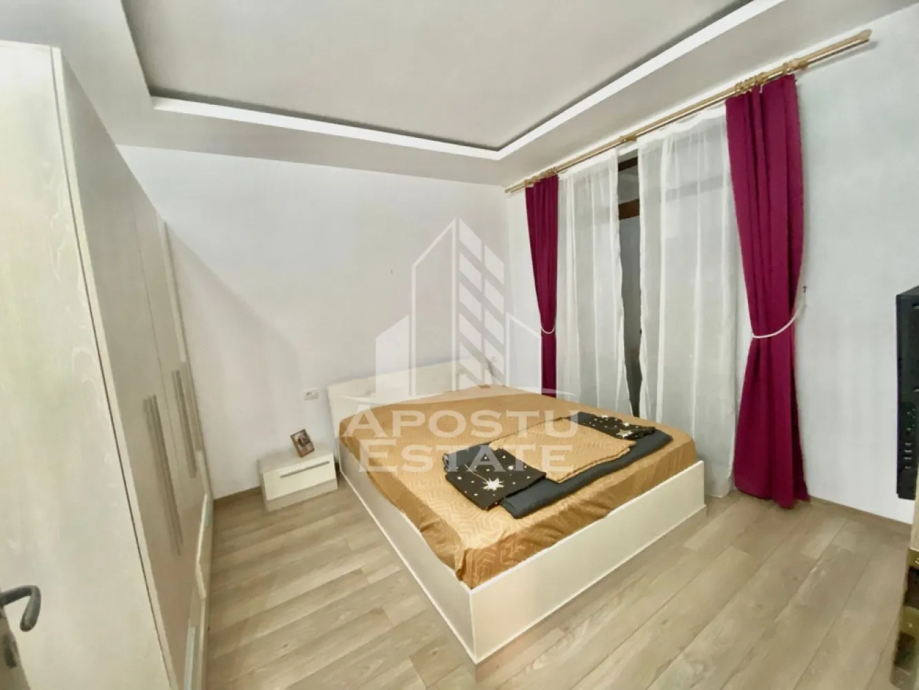 Apartament 3 camere cu dressing ,Dumbravita Dechalton - APOSTU ESTATE vă propune spre închiriere un apartament spațios și elegant, cu 3 camere, situat într-o zonă liniștită și bine conectată din Dumbrăvița , ideal pentru familii sau persoane care doresc un spațiu generos și confortabil.

Suprafață utilă: 62 mp
Compartimentare eficientă:
Hol de acces
Bucătărie complet mobilată și utilată, cu loc de luat masa
Living luminos și spațios
Dormitor matrimonial mobilat cu dressing 
Cameră secundară mobilată cu pat dublu 
Baie principală cu cadă și geam pentru ventilație naturală
Terasă dotată cu canapea extensibila 

Confort și facilități:
Centrală termică proprie pe gaz
Încălzire în Pardoseală 
Aer condiționat
Loc de parcare inclus în preț
Apartamentul este complet mobilat și utilat
Localizare: Zona Dumbrăvița – liniște, acces facil spre oraș, în apropiere de magazine, școli și mijloace de transport în comun.

Ideal pentru:
Familii
Cupluri
Profesioniști care lucrează remote sau au nevoie de birou acasă

Preț chirie: 600 E - preț fix 
Programează o vizionare!
ID intern: CP2859981
