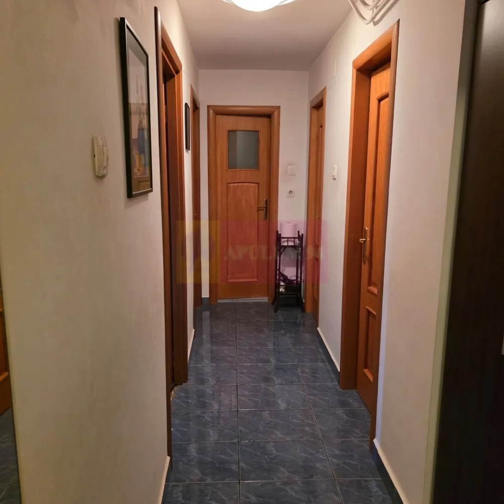 Vanzare apartament 3 camere Unirii-Zepter - Compania Imobiliara Apulum94 va ofera spre cumparare un apartament de 3 camere amplasat pe Bulevardul Unirii in apropiere de Zepter. Apartamentul are vedere stradala, este decomandat, amenajat decent cu gresie, faianta, parchet, termopan, usa metalica, aer conditionat, are 2 balcoane, 2 grupuri sanitare, ambele cu geam. Se poate monta centrala termica, intrucat exista coloana de gaz pe scara. Zona este superba. cu spatii de relaxare, pergole, cefenele, restaurante, pista pentru biciclete, zona de promenada.