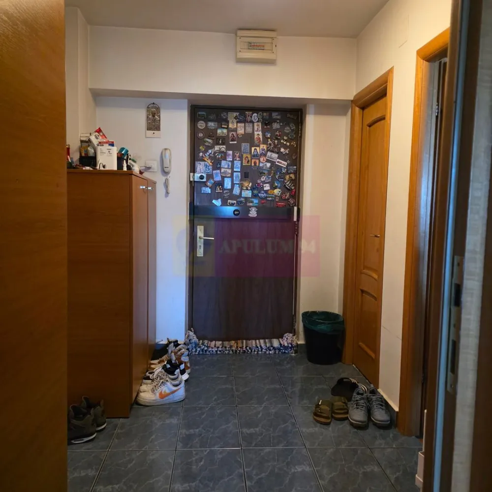 Vanzare apartament 3 camere Unirii-Zepter - Compania Imobiliara Apulum94 va ofera spre cumparare un apartament de 3 camere amplasat pe Bulevardul Unirii in apropiere de Zepter. Apartamentul are vedere stradala, este decomandat, amenajat decent cu gresie, faianta, parchet, termopan, usa metalica, aer conditionat, are 2 balcoane, 2 grupuri sanitare, ambele cu geam. Se poate monta centrala termica, intrucat exista coloana de gaz pe scara. Zona este superba. cu spatii de relaxare, pergole, cefenele, restaurante, pista pentru biciclete, zona de promenada.