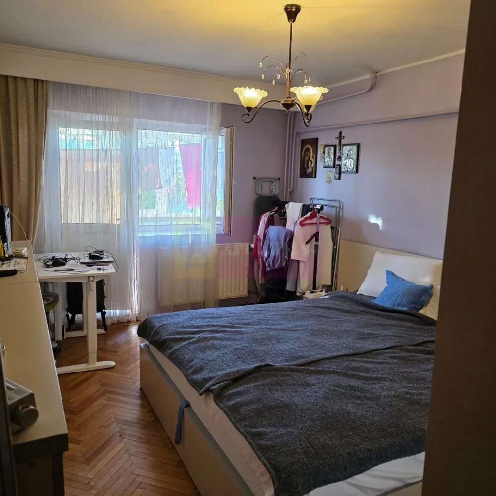 Vanzare apartament 3 camere Unirii-Zepter - Compania Imobiliara Apulum94 va ofera spre cumparare un apartament de 3 camere amplasat pe Bulevardul Unirii in apropiere de Zepter. Apartamentul are vedere stradala, este decomandat, amenajat decent cu gresie, faianta, parchet, termopan, usa metalica, aer conditionat, are 2 balcoane, 2 grupuri sanitare, ambele cu geam. Se poate monta centrala termica, intrucat exista coloana de gaz pe scara. Zona este superba. cu spatii de relaxare, pergole, cefenele, restaurante, pista pentru biciclete, zona de promenada.