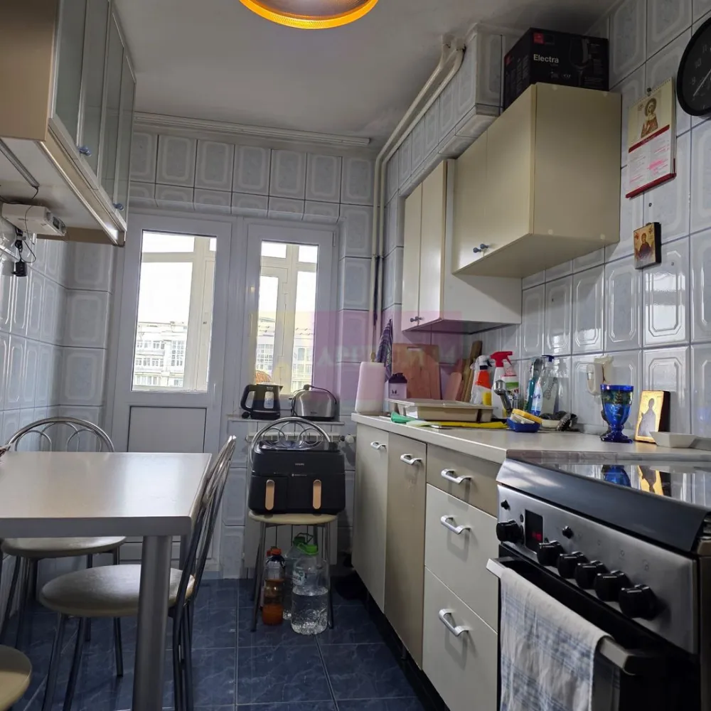 Vanzare apartament 3 camere Unirii-Zepter - Compania Imobiliara Apulum94 va ofera spre cumparare un apartament de 3 camere amplasat pe Bulevardul Unirii in apropiere de Zepter. Apartamentul are vedere stradala, este decomandat, amenajat decent cu gresie, faianta, parchet, termopan, usa metalica, aer conditionat, are 2 balcoane, 2 grupuri sanitare, ambele cu geam. Se poate monta centrala termica, intrucat exista coloana de gaz pe scara. Zona este superba. cu spatii de relaxare, pergole, cefenele, restaurante, pista pentru biciclete, zona de promenada.