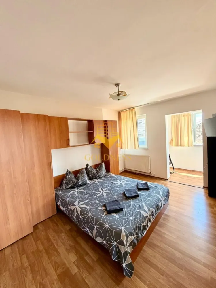 2 Camere, Parcare, Someseni, Traian Vuia, Leroy, Merlin, Cesarom - GOLDNESS Imobiliare vă propune spre închiriere un apartament cu 2 camere complet mobilat și utilat, la etajul 1 unui imobil din 2, în Cartierul Someseni
Dispune de loc de parcare!
Se află în apropierea stațiilor de transport în comun, magazine, restaurante, spații verzi, farmacii, etc. 

Apartamentul este compartimentat astfel:
 - dormitor cu pat matrimonial, dulap pentru haine
 - living cu bucatarie open space complet utilată și mobilată, loc de luat masa, canapea se pune la cerere.
 - baie cu cada, calorifer port prosop și dulap pentru depozitare.

Imobilul este dotat cu toate cele necesare- centrală proprie, frigider, aragaz, hotă, mașină de spălat haine, etc. 

Dacă sunteți interesați de acest apartament și doriți să îl vizionați, dar și pentru alte oferte nu ezitați să ne contactați telefonic sau prin e-mail. Vă stăm la dispoziție!
Pentru intermediere se percepe un comision de 50% din prețul chiriei!