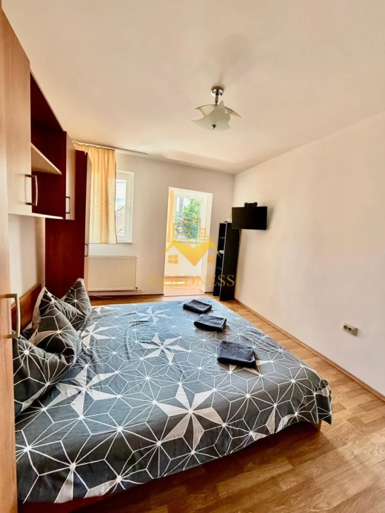 2 Camere, Parcare, Someseni, Traian Vuia, Leroy, Merlin, Cesarom - GOLDNESS Imobiliare vă propune spre închiriere un apartament cu 2 camere complet mobilat și utilat, la etajul 1 unui imobil din 2, în Cartierul Someseni
Dispune de loc de parcare!
Se află în apropierea stațiilor de transport în comun, magazine, restaurante, spații verzi, farmacii, etc. 

Apartamentul este compartimentat astfel:
 - dormitor cu pat matrimonial, dulap pentru haine
 - living cu bucatarie open space complet utilată și mobilată, loc de luat masa, canapea se pune la cerere.
 - baie cu cada, calorifer port prosop și dulap pentru depozitare.

Imobilul este dotat cu toate cele necesare- centrală proprie, frigider, aragaz, hotă, mașină de spălat haine, etc. 

Dacă sunteți interesați de acest apartament și doriți să îl vizionați, dar și pentru alte oferte nu ezitați să ne contactați telefonic sau prin e-mail. Vă stăm la dispoziție!
Pentru intermediere se percepe un comision de 50% din prețul chiriei!