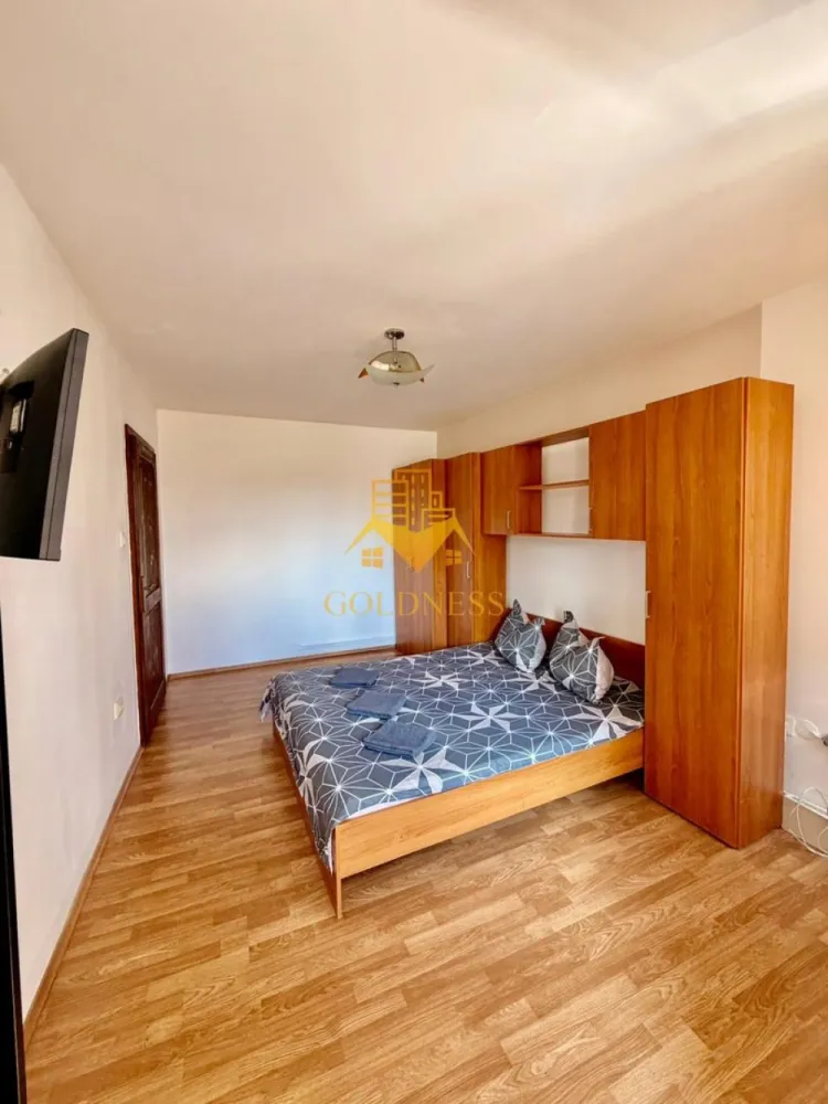 2 Camere, Parcare, Someseni, Traian Vuia, Leroy, Merlin, Cesarom - GOLDNESS Imobiliare vă propune spre închiriere un apartament cu 2 camere complet mobilat și utilat, la etajul 1 unui imobil din 2, în Cartierul Someseni
Dispune de loc de parcare!
Se află în apropierea stațiilor de transport în comun, magazine, restaurante, spații verzi, farmacii, etc. 

Apartamentul este compartimentat astfel:
 - dormitor cu pat matrimonial, dulap pentru haine
 - living cu bucatarie open space complet utilată și mobilată, loc de luat masa, canapea se pune la cerere.
 - baie cu cada, calorifer port prosop și dulap pentru depozitare.

Imobilul este dotat cu toate cele necesare- centrală proprie, frigider, aragaz, hotă, mașină de spălat haine, etc. 

Dacă sunteți interesați de acest apartament și doriți să îl vizionați, dar și pentru alte oferte nu ezitați să ne contactați telefonic sau prin e-mail. Vă stăm la dispoziție!
Pentru intermediere se percepe un comision de 50% din prețul chiriei!