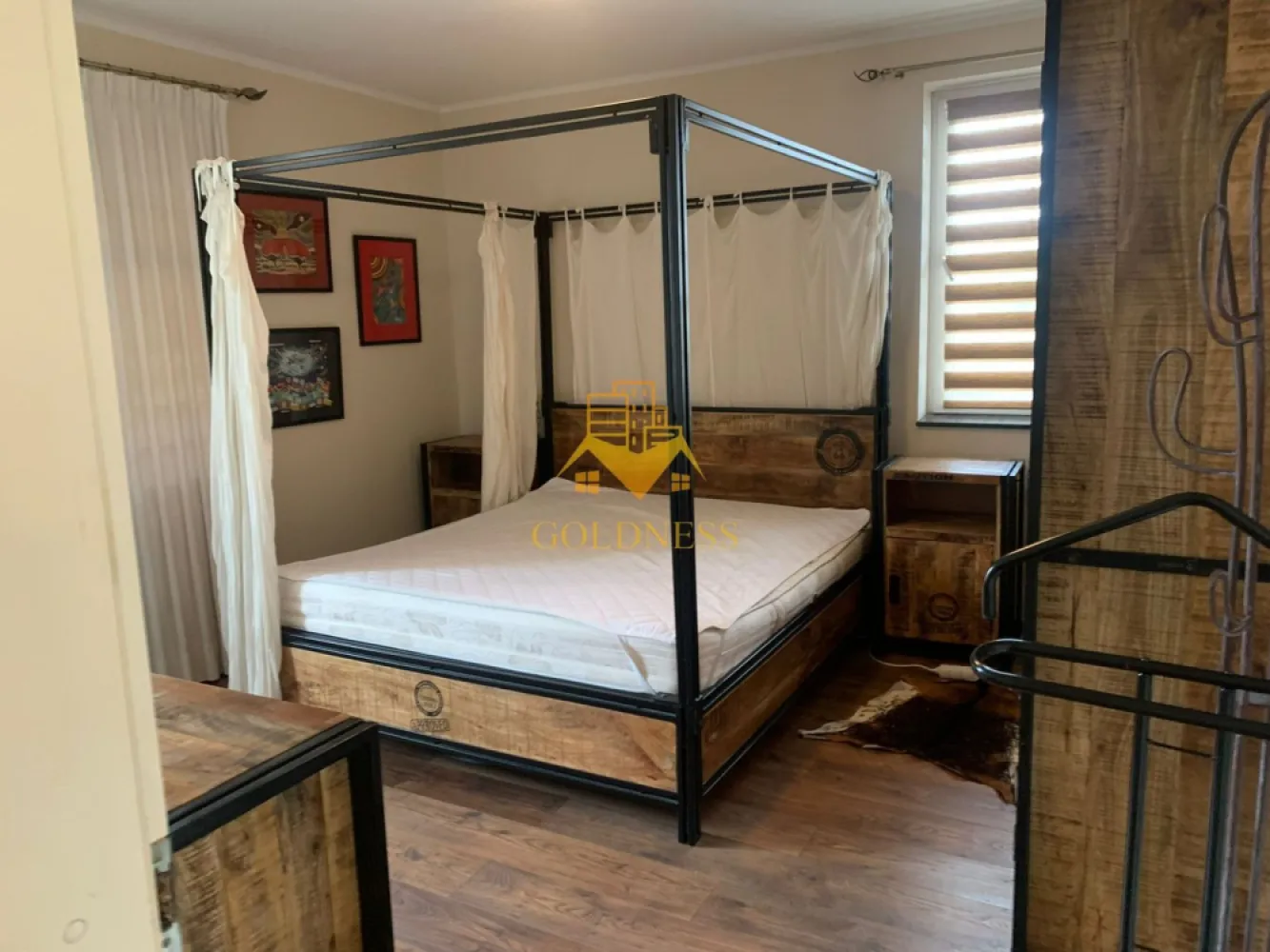 4 camere, 100mp, Manastur, Primaverii, Mc Donalds, Petrom, Garaje - GOLDNESS Imobiliare vă propune spre închiriere un apartament cu 4 camere open space complet mobilat și utilat, la etajul 3 într-un imobil de 3 etaje, în Cartierul Manastur.
Dispune de 2 garaje!
Se află în apropierea stațiilor de transport în comun, magazine, restaurante, spații verzi, farmacii, etc. 

Apartamentul este compartimentat astfel:
 - 2 dormitoare cu pat matrimonial, dressing, noptiere
 - 1 dormitor cu o canapea extensibila, birou,
- bucatarie open space complet utilată și mobilată, canapea, loc de servit masa 
 - 2 bai, dintre care una cu cada si una cu o cabina de dus, calorifer port prosop și dulap pentru depozitare.
 - 2 balcoane de 15 mp.

Imobilul este dotat cu toate cele necesare- centrală proprie, frigider, aragaz, hotă, mașină de spălat haine, etc. 

Dacă sunteți interesați de acest apartament și doriți să îl vizionați, dar și pentru alte oferte nu ezitați să ne contactați telefonic sau prin e-mail. Vă stăm la dispoziție!
Pentru intermediere se percepe un comision de 50% din prețul chiriei!