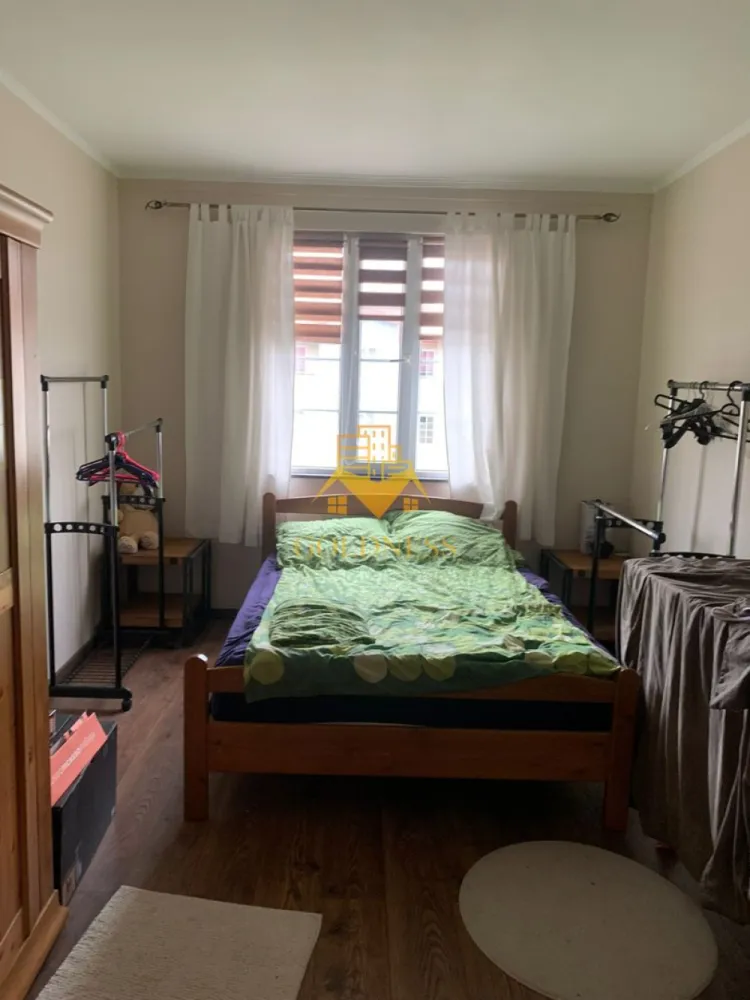 4 camere, 100mp, Manastur, Primaverii, Mc Donalds, Petrom, Garaje - GOLDNESS Imobiliare vă propune spre închiriere un apartament cu 4 camere open space complet mobilat și utilat, la etajul 3 într-un imobil de 3 etaje, în Cartierul Manastur.
Dispune de 2 garaje!
Se află în apropierea stațiilor de transport în comun, magazine, restaurante, spații verzi, farmacii, etc. 

Apartamentul este compartimentat astfel:
 - 2 dormitoare cu pat matrimonial, dressing, noptiere
 - 1 dormitor cu o canapea extensibila, birou,
- bucatarie open space complet utilată și mobilată, canapea, loc de servit masa 
 - 2 bai, dintre care una cu cada si una cu o cabina de dus, calorifer port prosop și dulap pentru depozitare.
 - 2 balcoane de 15 mp.

Imobilul este dotat cu toate cele necesare- centrală proprie, frigider, aragaz, hotă, mașină de spălat haine, etc. 

Dacă sunteți interesați de acest apartament și doriți să îl vizionați, dar și pentru alte oferte nu ezitați să ne contactați telefonic sau prin e-mail. Vă stăm la dispoziție!
Pentru intermediere se percepe un comision de 50% din prețul chiriei!