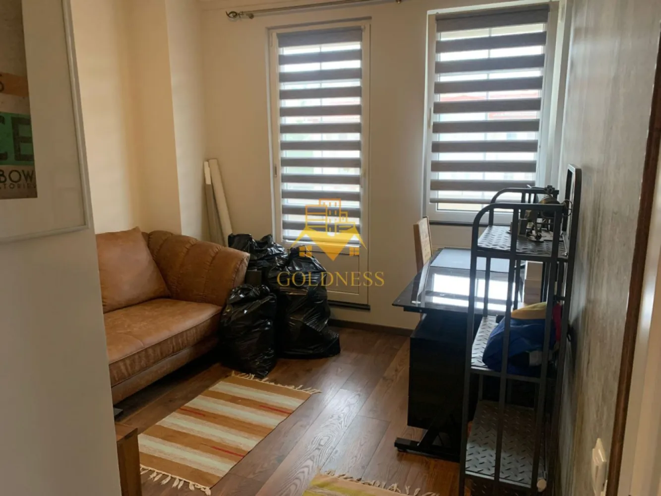 4 camere, 100mp, Manastur, Primaverii, Mc Donalds, Petrom, Garaje - GOLDNESS Imobiliare vă propune spre închiriere un apartament cu 4 camere open space complet mobilat și utilat, la etajul 3 într-un imobil de 3 etaje, în Cartierul Manastur.
Dispune de 2 garaje!
Se află în apropierea stațiilor de transport în comun, magazine, restaurante, spații verzi, farmacii, etc. 

Apartamentul este compartimentat astfel:
 - 2 dormitoare cu pat matrimonial, dressing, noptiere
 - 1 dormitor cu o canapea extensibila, birou,
- bucatarie open space complet utilată și mobilată, canapea, loc de servit masa 
 - 2 bai, dintre care una cu cada si una cu o cabina de dus, calorifer port prosop și dulap pentru depozitare.
 - 2 balcoane de 15 mp.

Imobilul este dotat cu toate cele necesare- centrală proprie, frigider, aragaz, hotă, mașină de spălat haine, etc. 

Dacă sunteți interesați de acest apartament și doriți să îl vizionați, dar și pentru alte oferte nu ezitați să ne contactați telefonic sau prin e-mail. Vă stăm la dispoziție!
Pentru intermediere se percepe un comision de 50% din prețul chiriei!
