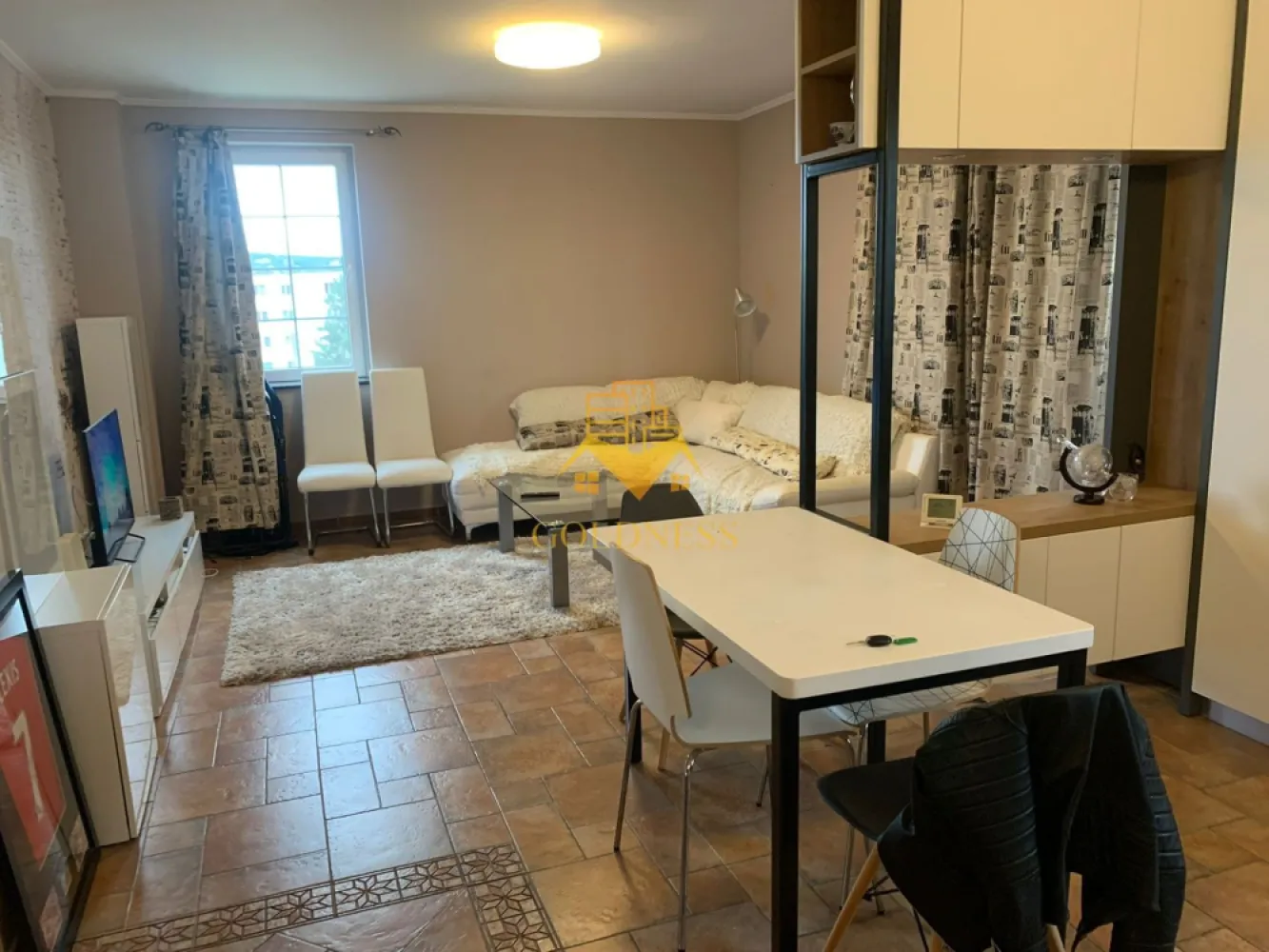 4 camere, 100mp, Manastur, Primaverii, Mc Donalds, Petrom, Garaje - GOLDNESS Imobiliare vă propune spre închiriere un apartament cu 4 camere open space complet mobilat și utilat, la etajul 3 într-un imobil de 3 etaje, în Cartierul Manastur.
Dispune de 2 garaje!
Se află în apropierea stațiilor de transport în comun, magazine, restaurante, spații verzi, farmacii, etc. 

Apartamentul este compartimentat astfel:
 - 2 dormitoare cu pat matrimonial, dressing, noptiere
 - 1 dormitor cu o canapea extensibila, birou,
- bucatarie open space complet utilată și mobilată, canapea, loc de servit masa 
 - 2 bai, dintre care una cu cada si una cu o cabina de dus, calorifer port prosop și dulap pentru depozitare.
 - 2 balcoane de 15 mp.

Imobilul este dotat cu toate cele necesare- centrală proprie, frigider, aragaz, hotă, mașină de spălat haine, etc. 

Dacă sunteți interesați de acest apartament și doriți să îl vizionați, dar și pentru alte oferte nu ezitați să ne contactați telefonic sau prin e-mail. Vă stăm la dispoziție!
Pentru intermediere se percepe un comision de 50% din prețul chiriei!