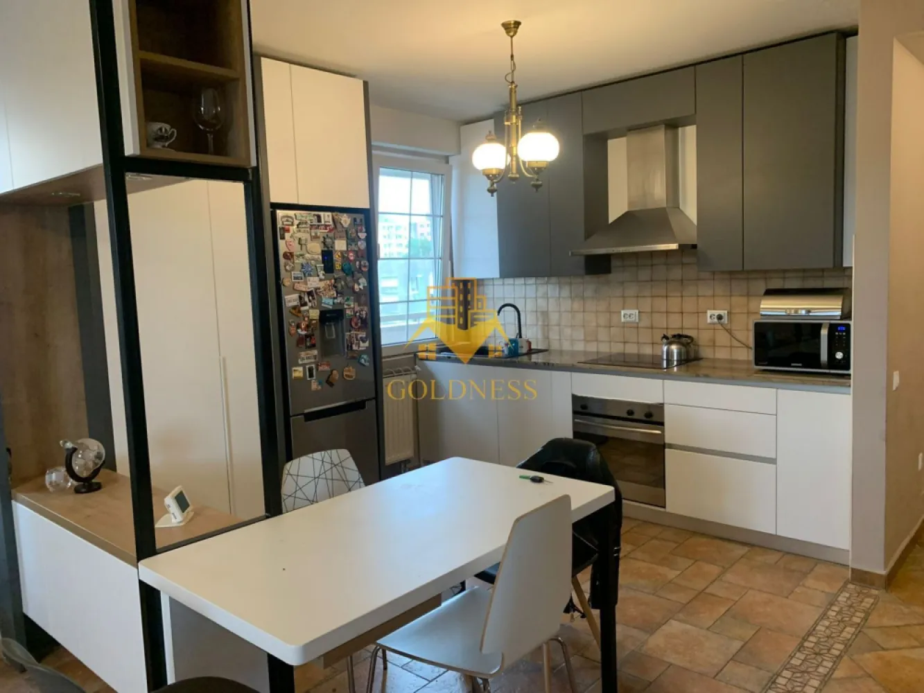 4 camere, 100mp, Manastur, Primaverii, Mc Donalds, Petrom, Garaje - GOLDNESS Imobiliare vă propune spre închiriere un apartament cu 4 camere open space complet mobilat și utilat, la etajul 3 într-un imobil de 3 etaje, în Cartierul Manastur.
Dispune de 2 garaje!
Se află în apropierea stațiilor de transport în comun, magazine, restaurante, spații verzi, farmacii, etc. 

Apartamentul este compartimentat astfel:
 - 2 dormitoare cu pat matrimonial, dressing, noptiere
 - 1 dormitor cu o canapea extensibila, birou,
- bucatarie open space complet utilată și mobilată, canapea, loc de servit masa 
 - 2 bai, dintre care una cu cada si una cu o cabina de dus, calorifer port prosop și dulap pentru depozitare.
 - 2 balcoane de 15 mp.

Imobilul este dotat cu toate cele necesare- centrală proprie, frigider, aragaz, hotă, mașină de spălat haine, etc. 

Dacă sunteți interesați de acest apartament și doriți să îl vizionați, dar și pentru alte oferte nu ezitați să ne contactați telefonic sau prin e-mail. Vă stăm la dispoziție!
Pentru intermediere se percepe un comision de 50% din prețul chiriei!
