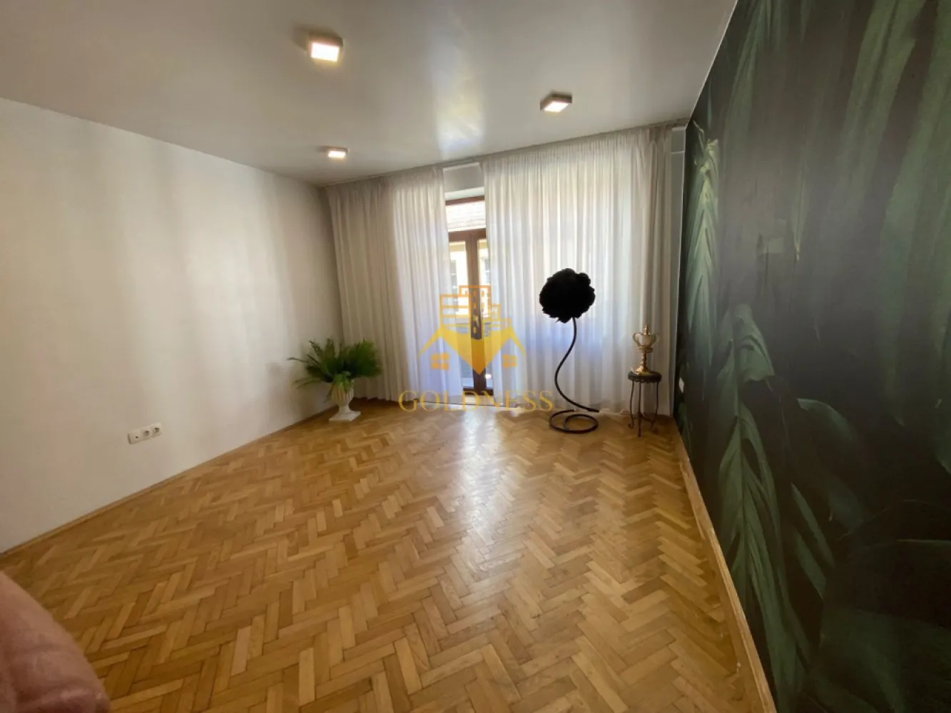 Spatiu birou/aparatament, 3 camere, decomandate, Eroilor Zona Teatru - Goldness imobiliare oferera spre închiriere un spațiu de birouri cu 3 camere decomandate, amplasat la etajul 1 din 4, într-o clădire situată în inima orașului, pe Bulevardul Eroilor.

Locație de prestigiu, în imediata vecinătate a Teatrului Național și a Catedralei Ortodoxe — o adresă care conferă vizibilitate și profesionalism oricărei afaceri. Accesul la mijloacele de transport în comun este facil, iar zona oferă toate facilitățile necesare desfășurării activității zilnice.

Spațiul este disponibil nemobilat, ideal pentru companii care doresc să amenajeze birourile conform propriului concept. Dispune de centrală termică proprie, asigurând autonomie și confort pe tot parcursul anului.

✅ Destinație actuală: spațiu de birouri
🏠 La cerere: spațiul poate fi reconvertit în apartament rezidențial și mobilat complet — prețul se va stabili în funcție de investiția necesară.

Contactați-ne pentru detalii și vizionare!