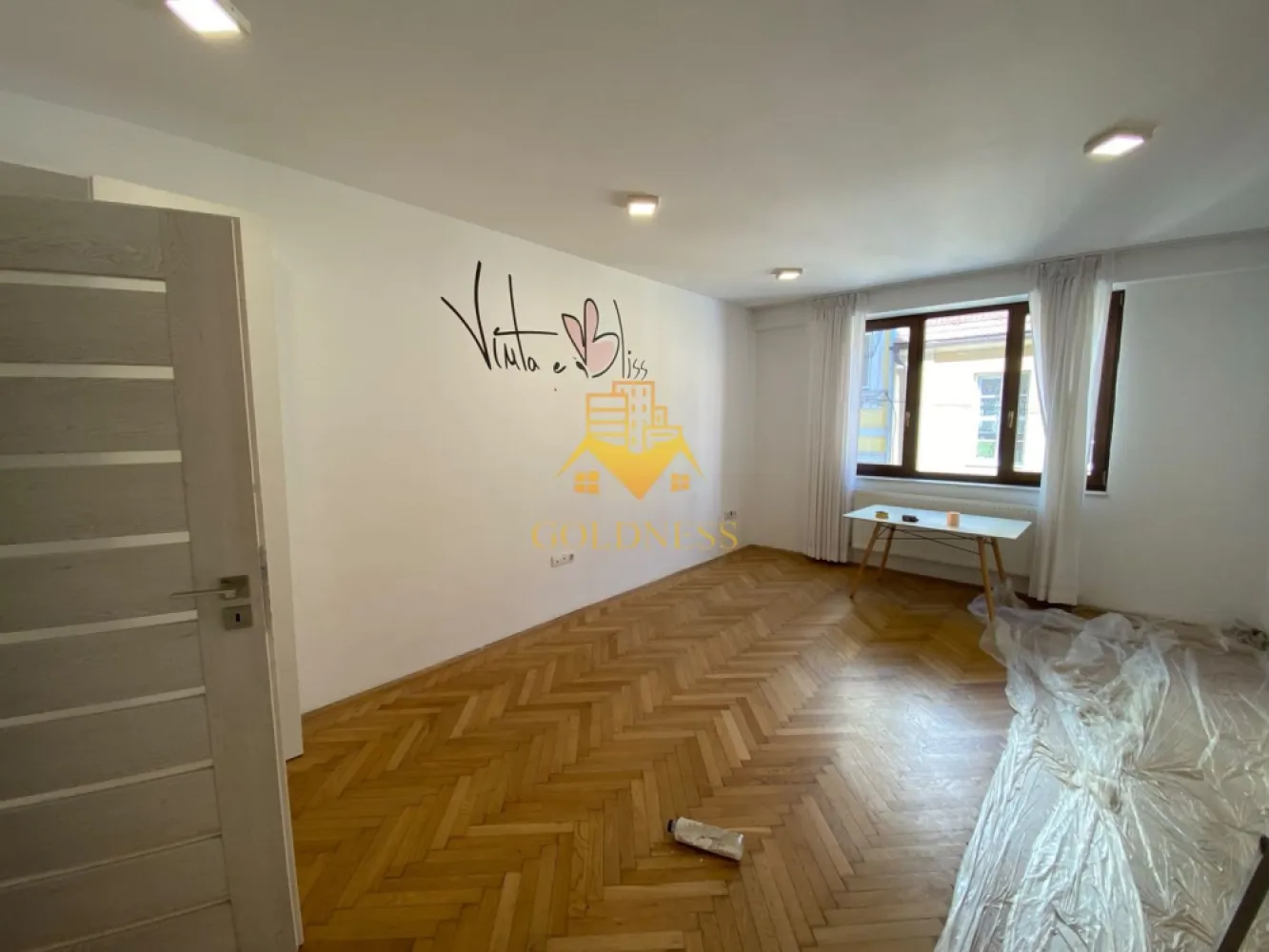 Spatiu birou/aparatament, 3 camere, decomandate, Eroilor Zona Teatru - Goldness imobiliare oferera spre închiriere un spațiu de birouri cu 3 camere decomandate, amplasat la etajul 1 din 4, într-o clădire situată în inima orașului, pe Bulevardul Eroilor.

Locație de prestigiu, în imediata vecinătate a Teatrului Național și a Catedralei Ortodoxe — o adresă care conferă vizibilitate și profesionalism oricărei afaceri. Accesul la mijloacele de transport în comun este facil, iar zona oferă toate facilitățile necesare desfășurării activității zilnice.

Spațiul este disponibil nemobilat, ideal pentru companii care doresc să amenajeze birourile conform propriului concept. Dispune de centrală termică proprie, asigurând autonomie și confort pe tot parcursul anului.

✅ Destinație actuală: spațiu de birouri
🏠 La cerere: spațiul poate fi reconvertit în apartament rezidențial și mobilat complet — prețul se va stabili în funcție de investiția necesară.

Contactați-ne pentru detalii și vizionare!