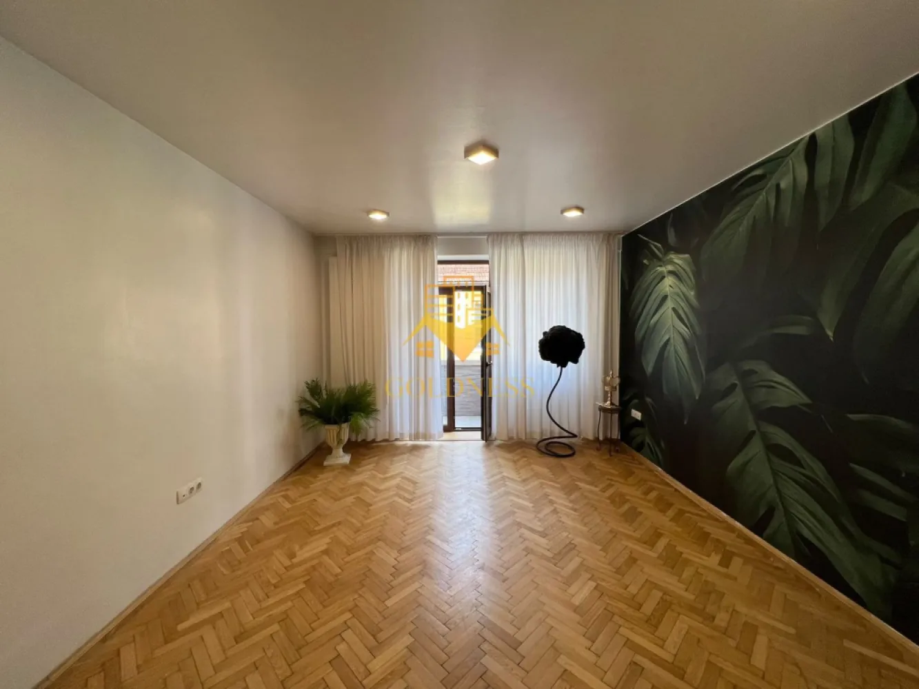 Spatiu birou/aparatament, 3 camere, decomandate, Eroilor Zona Teatru - Goldness imobiliare oferera spre închiriere un spațiu de birouri cu 3 camere decomandate, amplasat la etajul 1 din 4, într-o clădire situată în inima orașului, pe Bulevardul Eroilor.

Locație de prestigiu, în imediata vecinătate a Teatrului Național și a Catedralei Ortodoxe — o adresă care conferă vizibilitate și profesionalism oricărei afaceri. Accesul la mijloacele de transport în comun este facil, iar zona oferă toate facilitățile necesare desfășurării activității zilnice.

Spațiul este disponibil nemobilat, ideal pentru companii care doresc să amenajeze birourile conform propriului concept. Dispune de centrală termică proprie, asigurând autonomie și confort pe tot parcursul anului.

✅ Destinație actuală: spațiu de birouri
🏠 La cerere: spațiul poate fi reconvertit în apartament rezidențial și mobilat complet — prețul se va stabili în funcție de investiția necesară.

Contactați-ne pentru detalii și vizionare!