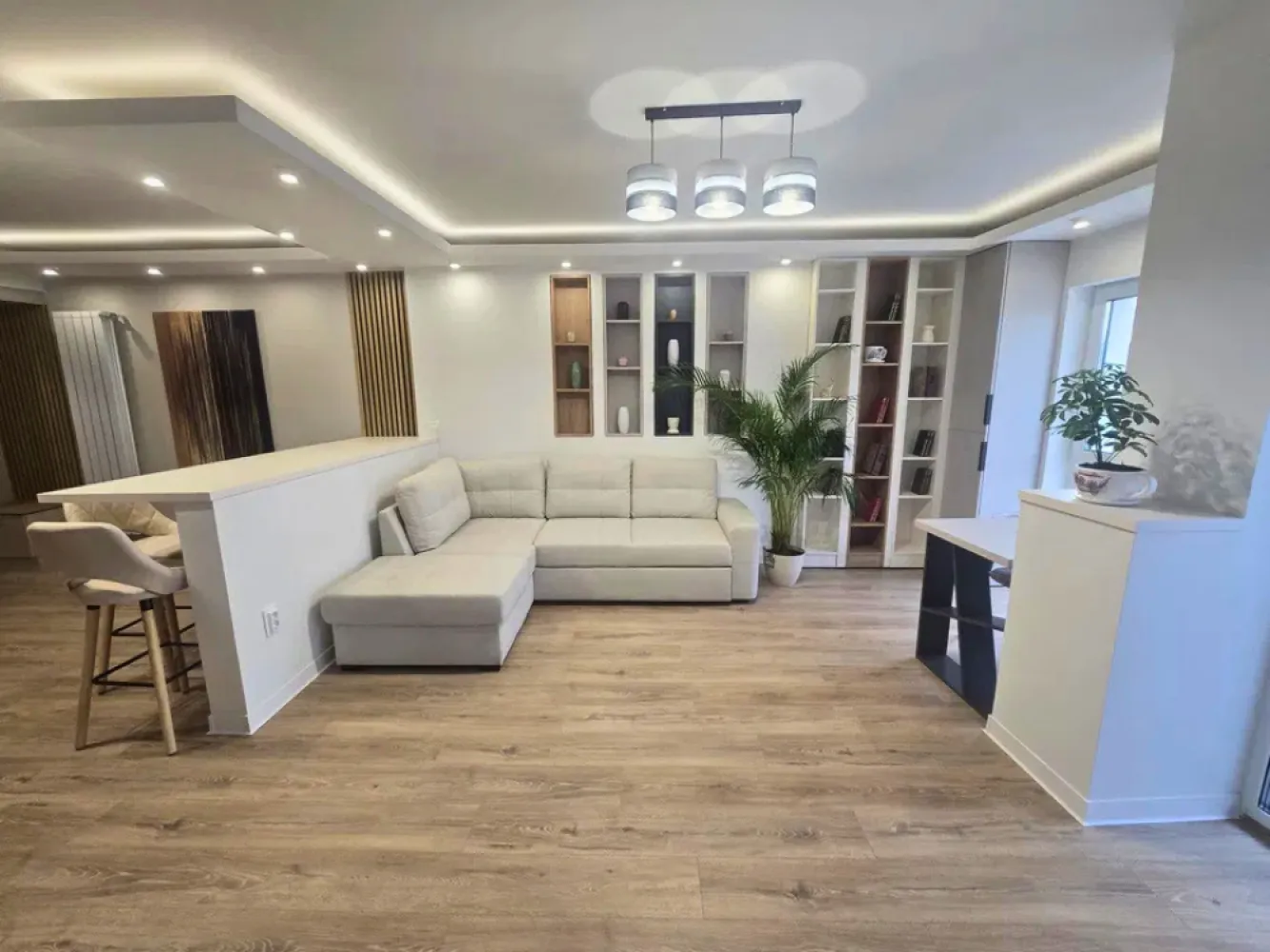 Apartament modern la cheie | Design premium | Cluj-Napoca |✨Comision 0 - Un apartament care impresionează prin atmosfera modernă, finisajele atent alese și mobilierul realizat la comandă, ideal pentru cei care își doresc un spațiu pregătit complet pentru mutare, fără investiții suplimentare.Situat în zona Corneliu Coposu din Cluj-Napoca, într-un imobil construit în 2023, apartamentul se află la etajul 4 din 5 și dispune de o suprafață utilă de 58 mp, fiind foarte bine compartimentat și amenajat într-un stil contemporan, elegant și funcțional.Compartimentare:• living cu bucătărie open-space• dormitor• baie• holFinisaje și dotări:• mobilier realizat la comandă• design modern și ambient plăcut• complet mobilat și utilat• electrocasnice încorporate• finisaje moderne și materiale de calitateZona oferă acces rapid către centrul orașului, magazine, restaurante, mijloace de transport și alte facilități importante, fiind potrivită pentru persoanele care își doresc conexiuni rapide către principalele puncte de interes din Cluj-Napoca.Apartamentul se vinde exact ca în fotografii, fiind o alegere excelentă atât pentru locuit, cât și pentru investiție.Opțional, se poate achiziționa și un loc de parcare subterană.Comision 0 pentru cumpărătorPreț: 159.000 €Proprietatea se vinde de către persoană fizică, fără TVA aplicabil.Se acceptă achiziționarea și prin credit, iar pentru un proces cât mai simplu și rapid, colaborăm și cu broker de credite, oferind consultanță 100% gratuită.Id: 89v/18Dacă doriți să aflați mai multe despre această proprietate sau să programați o vizionare, echipa Petani Imobiliare vă stă cu drag la dispoziție!0784 878 355Petani ImobiliareCăutăm locuințe. Găsim acasă.