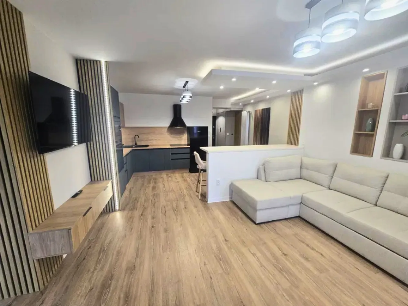 Apartament modern la cheie | Design premium | Cluj-Napoca |✨Comision 0 - Un apartament care impresionează prin atmosfera modernă, finisajele atent alese și mobilierul realizat la comandă, ideal pentru cei care își doresc un spațiu pregătit complet pentru mutare, fără investiții suplimentare.Situat în zona Corneliu Coposu din Cluj-Napoca, într-un imobil construit în 2023, apartamentul se află la etajul 4 din 5 și dispune de o suprafață utilă de 58 mp, fiind foarte bine compartimentat și amenajat într-un stil contemporan, elegant și funcțional.Compartimentare:• living cu bucătărie open-space• dormitor• baie• holFinisaje și dotări:• mobilier realizat la comandă• design modern și ambient plăcut• complet mobilat și utilat• electrocasnice încorporate• finisaje moderne și materiale de calitateZona oferă acces rapid către centrul orașului, magazine, restaurante, mijloace de transport și alte facilități importante, fiind potrivită pentru persoanele care își doresc conexiuni rapide către principalele puncte de interes din Cluj-Napoca.Apartamentul se vinde exact ca în fotografii, fiind o alegere excelentă atât pentru locuit, cât și pentru investiție.Opțional, se poate achiziționa și un loc de parcare subterană.Comision 0 pentru cumpărătorPreț: 159.000 €Proprietatea se vinde de către persoană fizică, fără TVA aplicabil.Se acceptă achiziționarea și prin credit, iar pentru un proces cât mai simplu și rapid, colaborăm și cu broker de credite, oferind consultanță 100% gratuită.Id: 89v/18Dacă doriți să aflați mai multe despre această proprietate sau să programați o vizionare, echipa Petani Imobiliare vă stă cu drag la dispoziție!0784 878 355Petani ImobiliareCăutăm locuințe. Găsim acasă.