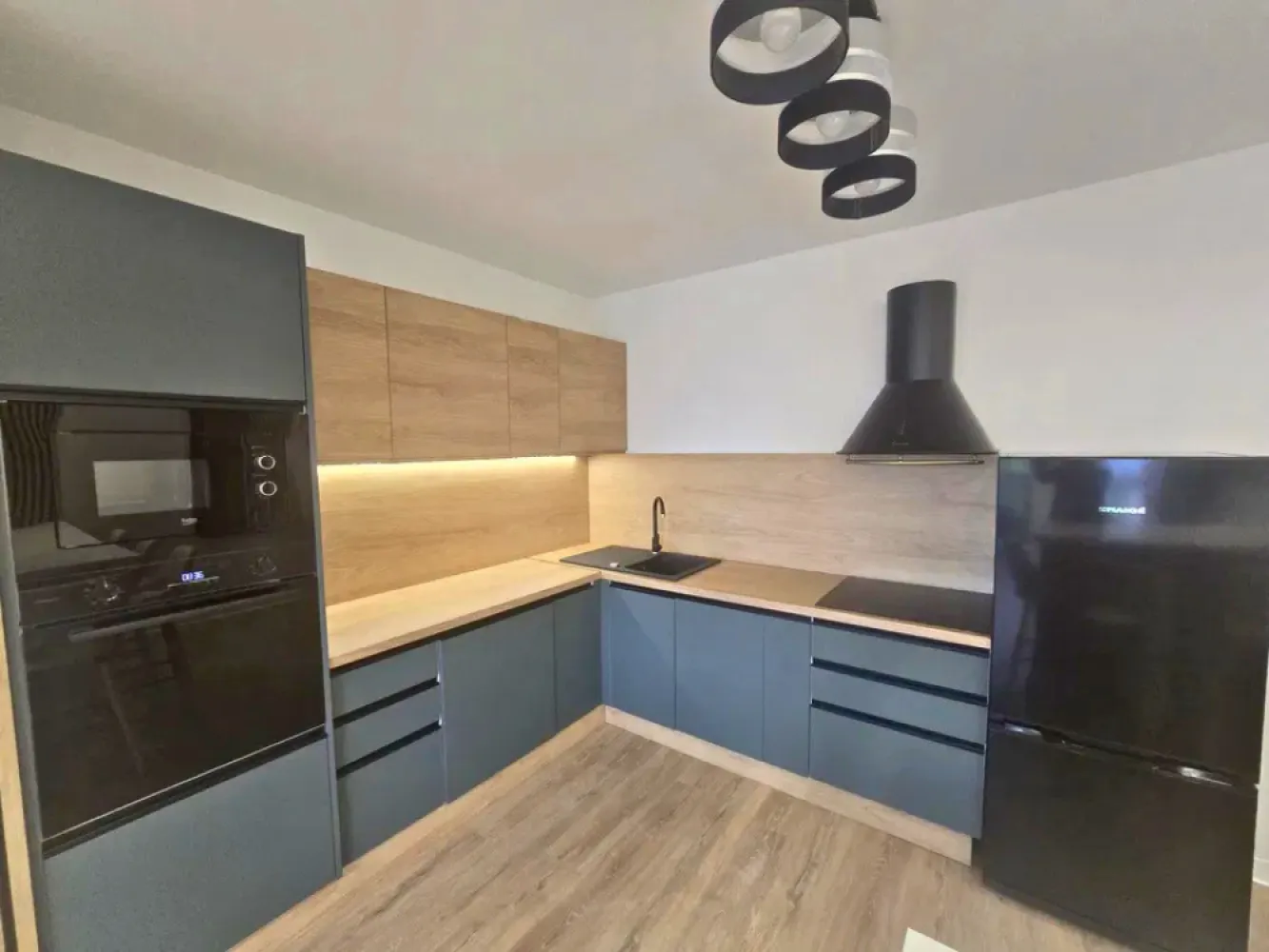 Apartament modern la cheie | Design premium | Cluj-Napoca |✨Comision 0 - Un apartament care impresionează prin atmosfera modernă, finisajele atent alese și mobilierul realizat la comandă, ideal pentru cei care își doresc un spațiu pregătit complet pentru mutare, fără investiții suplimentare.Situat în zona Corneliu Coposu din Cluj-Napoca, într-un imobil construit în 2023, apartamentul se află la etajul 4 din 5 și dispune de o suprafață utilă de 58 mp, fiind foarte bine compartimentat și amenajat într-un stil contemporan, elegant și funcțional.Compartimentare:• living cu bucătărie open-space• dormitor• baie• holFinisaje și dotări:• mobilier realizat la comandă• design modern și ambient plăcut• complet mobilat și utilat• electrocasnice încorporate• finisaje moderne și materiale de calitateZona oferă acces rapid către centrul orașului, magazine, restaurante, mijloace de transport și alte facilități importante, fiind potrivită pentru persoanele care își doresc conexiuni rapide către principalele puncte de interes din Cluj-Napoca.Apartamentul se vinde exact ca în fotografii, fiind o alegere excelentă atât pentru locuit, cât și pentru investiție.Opțional, se poate achiziționa și un loc de parcare subterană.Comision 0 pentru cumpărătorPreț: 159.000 €Proprietatea se vinde de către persoană fizică, fără TVA aplicabil.Se acceptă achiziționarea și prin credit, iar pentru un proces cât mai simplu și rapid, colaborăm și cu broker de credite, oferind consultanță 100% gratuită.Id: 89v/18Dacă doriți să aflați mai multe despre această proprietate sau să programați o vizionare, echipa Petani Imobiliare vă stă cu drag la dispoziție!0784 878 355Petani ImobiliareCăutăm locuințe. Găsim acasă.
