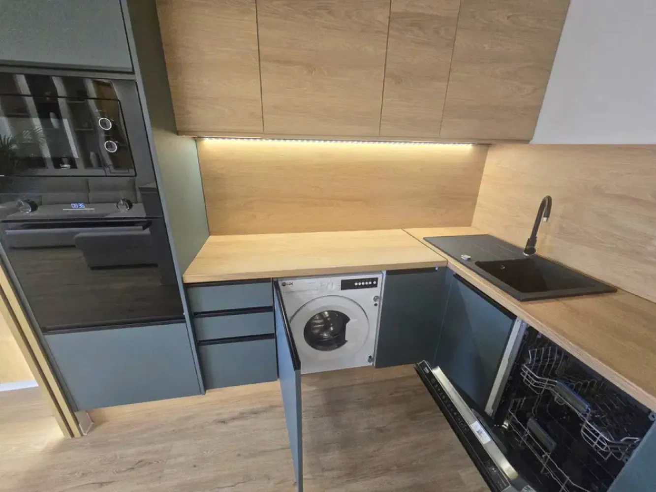 Apartament modern la cheie | Design premium | Cluj-Napoca |✨Comision 0 - Un apartament care impresionează prin atmosfera modernă, finisajele atent alese și mobilierul realizat la comandă, ideal pentru cei care își doresc un spațiu pregătit complet pentru mutare, fără investiții suplimentare.Situat în zona Corneliu Coposu din Cluj-Napoca, într-un imobil construit în 2023, apartamentul se află la etajul 4 din 5 și dispune de o suprafață utilă de 58 mp, fiind foarte bine compartimentat și amenajat într-un stil contemporan, elegant și funcțional.Compartimentare:• living cu bucătărie open-space• dormitor• baie• holFinisaje și dotări:• mobilier realizat la comandă• design modern și ambient plăcut• complet mobilat și utilat• electrocasnice încorporate• finisaje moderne și materiale de calitateZona oferă acces rapid către centrul orașului, magazine, restaurante, mijloace de transport și alte facilități importante, fiind potrivită pentru persoanele care își doresc conexiuni rapide către principalele puncte de interes din Cluj-Napoca.Apartamentul se vinde exact ca în fotografii, fiind o alegere excelentă atât pentru locuit, cât și pentru investiție.Opțional, se poate achiziționa și un loc de parcare subterană.Comision 0 pentru cumpărătorPreț: 159.000 €Proprietatea se vinde de către persoană fizică, fără TVA aplicabil.Se acceptă achiziționarea și prin credit, iar pentru un proces cât mai simplu și rapid, colaborăm și cu broker de credite, oferind consultanță 100% gratuită.Id: 89v/18Dacă doriți să aflați mai multe despre această proprietate sau să programați o vizionare, echipa Petani Imobiliare vă stă cu drag la dispoziție!0784 878 355Petani ImobiliareCăutăm locuințe. Găsim acasă.