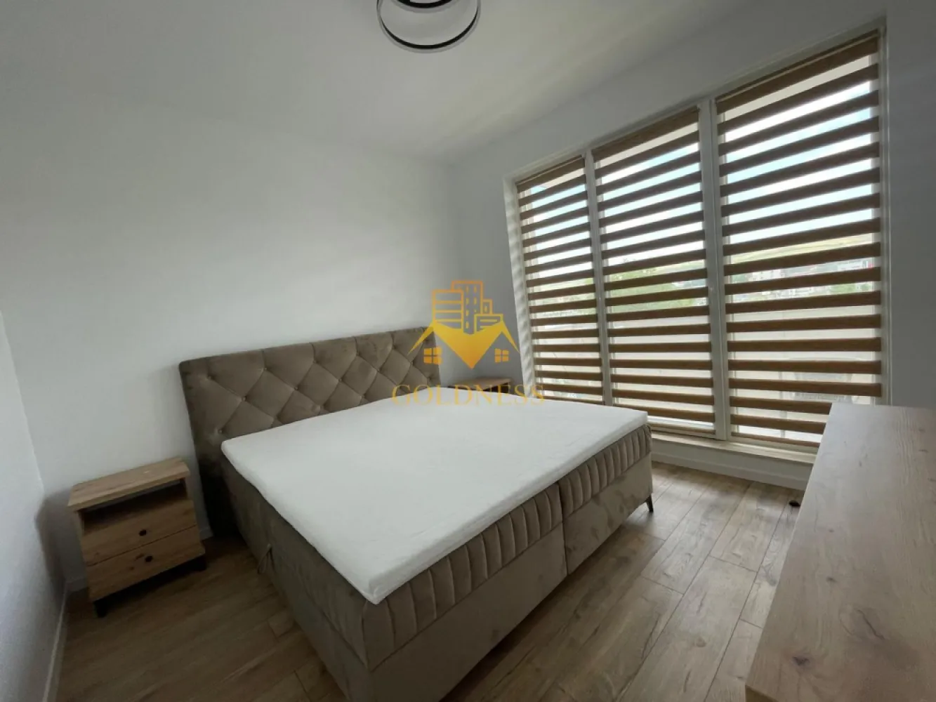 2 camere, premium, parcare, terasa, prima inchiriere, AC, Floresti - GOLDNESS Imobiliare vă propune spre închiriere un apartament premium, cu 2 camere open-space, complet mobilat și utilat, la etajul 2 într-un imobil de 4 etaje, situat în Floresti, str. Cetății.
Dispune de loc de parcare subtern la prețul de 30 euro!
 Apartamentul este la prima închiriere, situat într-un bloc recent finalizat!

Se află în apropierea stațiilor de transport în comun, magazine, restaurante, spații verzi, farmacii, etc. 

Apartamentul este compartimentat astfel:
 - dormitor cu pat matrimonial, dressing, noptiere.
 - living cu bucatarie open space complet utilată și mobilată, canapea extensibilă, loc de servit masa 
 - baie cu cabina de dus, calorifer port prosop și dulap pentru depozitare.
 - terasa de 12 mp.

Imobilul este dotat cu toate cele necesare- centrală proprie, încălzire în pardoseală, frigider, aragaz, hotă, mașină de spălat haine, etc. 

Dacă sunteți interesați de acest apartament și doriți să îl vizionați, dar și pentru alte oferte nu ezitați să ne contactați telefonic sau prin e-mail. Vă stăm la dispoziție!
Pentru intermediere se percepe un comision de 50% din prețul chiriei!